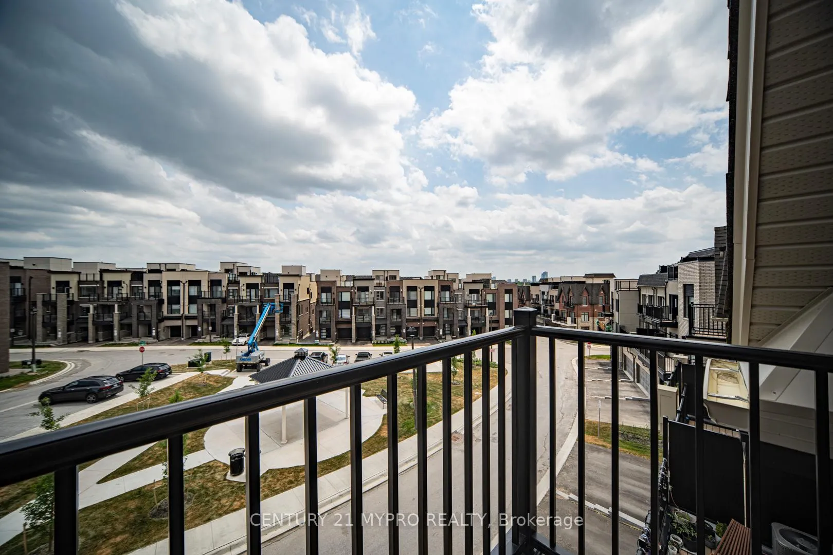 Photo 6 of 125 Yorkton Boulevard, Markham, Angus Glen — HOMEH