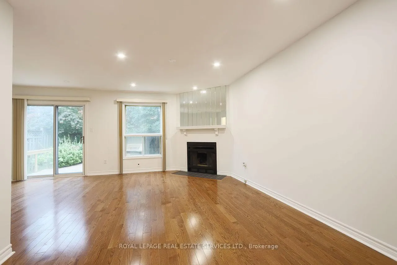 Photo 3 of 35 Gailcrest Circle, Vaughan, Crestwood-Springfarm-Yorkhill — HOMEH
