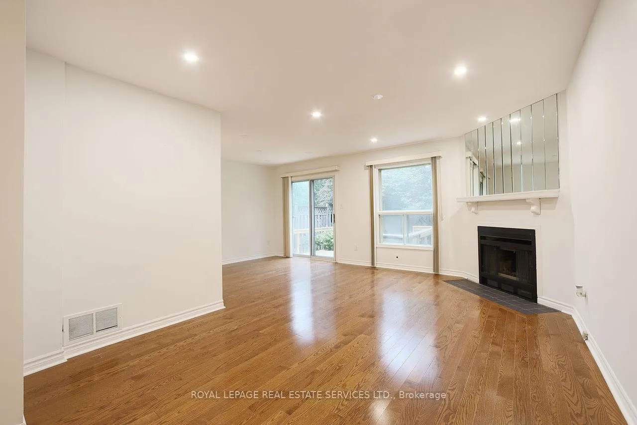 Photo 4 of 35 Gailcrest Circle, Vaughan, Crestwood-Springfarm-Yorkhill — HOMEH