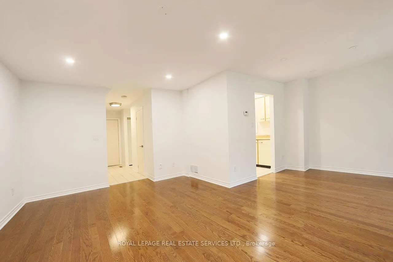 Photo 5 of 35 Gailcrest Circle, Vaughan, Crestwood-Springfarm-Yorkhill — HOMEH