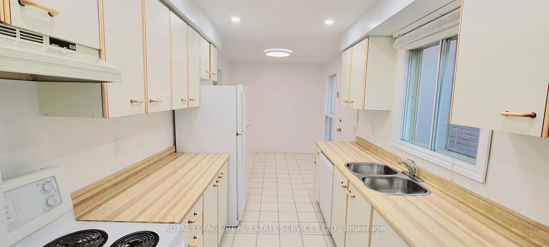 Photo 7 of 35 Gailcrest Circle, Vaughan, Crestwood-Springfarm-Yorkhill — HOMEH
