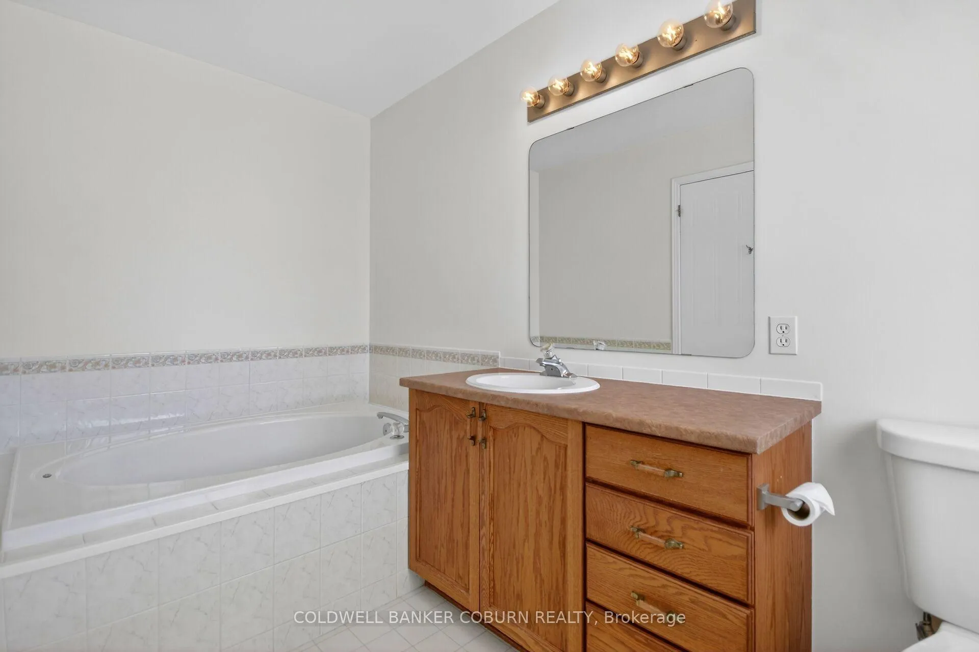 Photo 12 of 89 Flowertree Crescent N, Ottawa, Kanata - Emerald Meadows/Trailwest — HOMEH