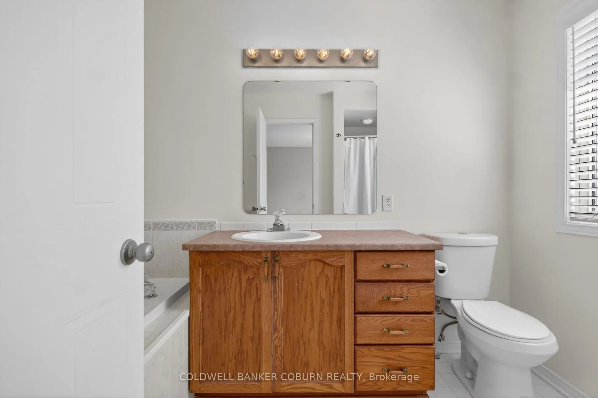Photo 13 of 89 Flowertree Crescent N, Ottawa, Kanata - Emerald Meadows/Trailwest — HOMEH