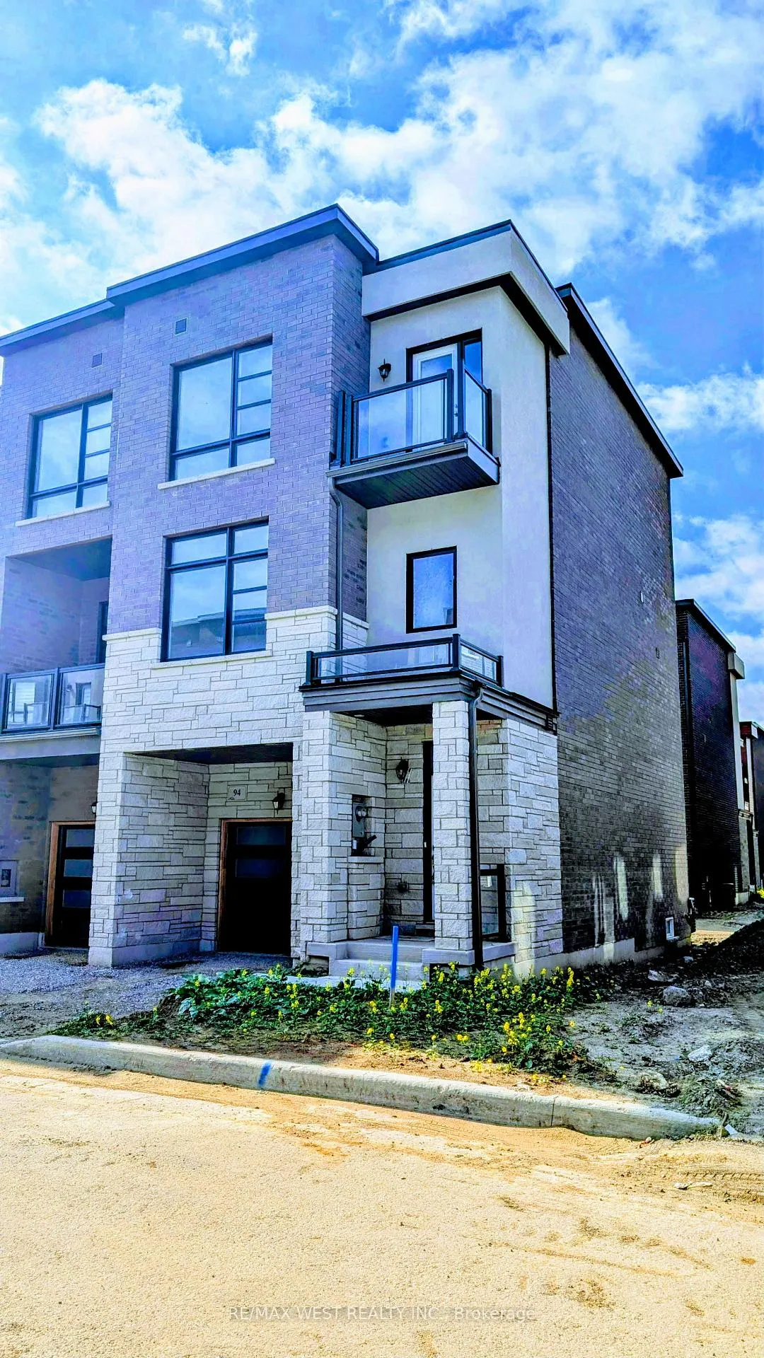 Photo 2 of 94 Paradox Street, Vaughan, Kleinburg — HOMEH