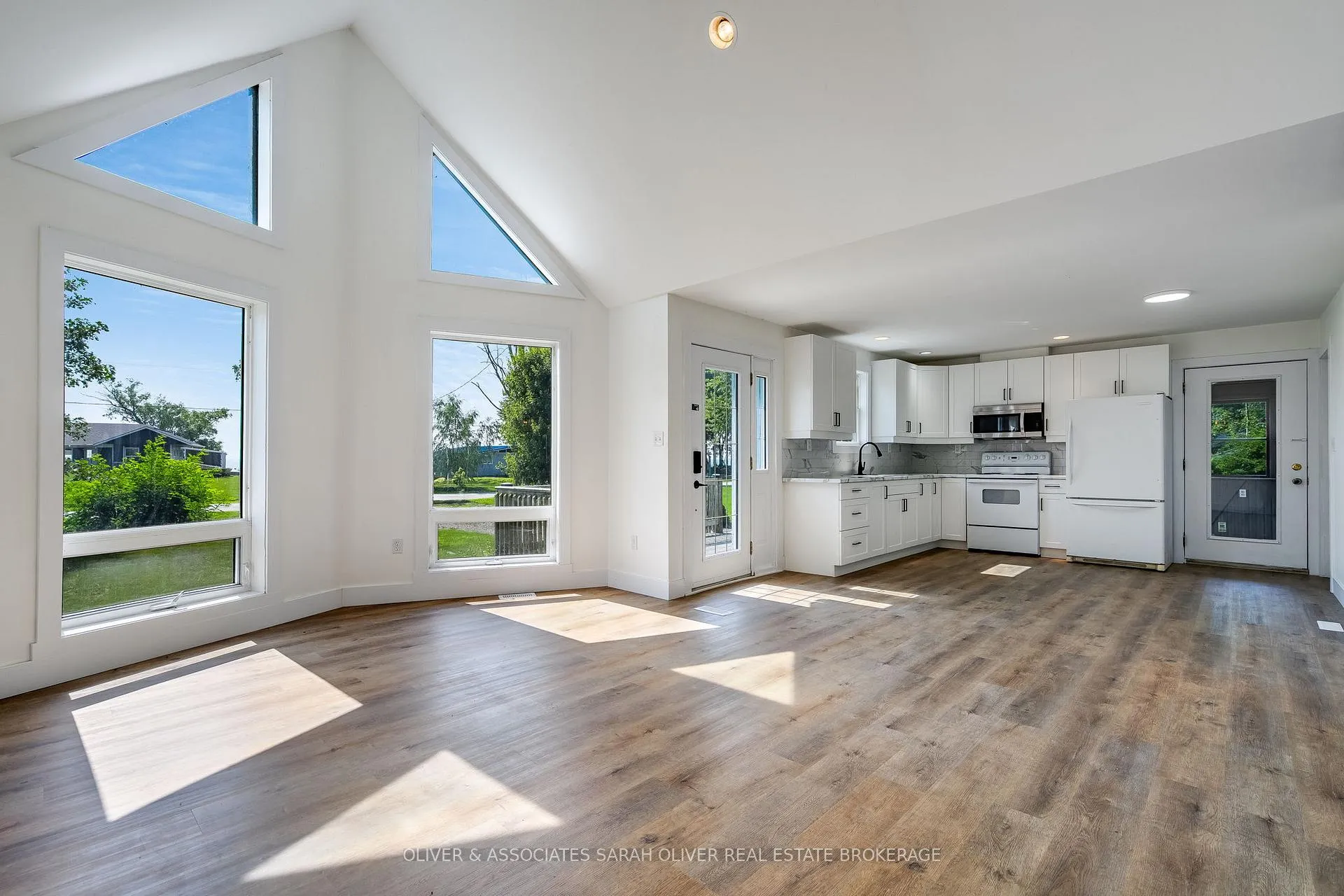 Photo 3 of 271 Cotterie Park Road, Leamington — HOMEH