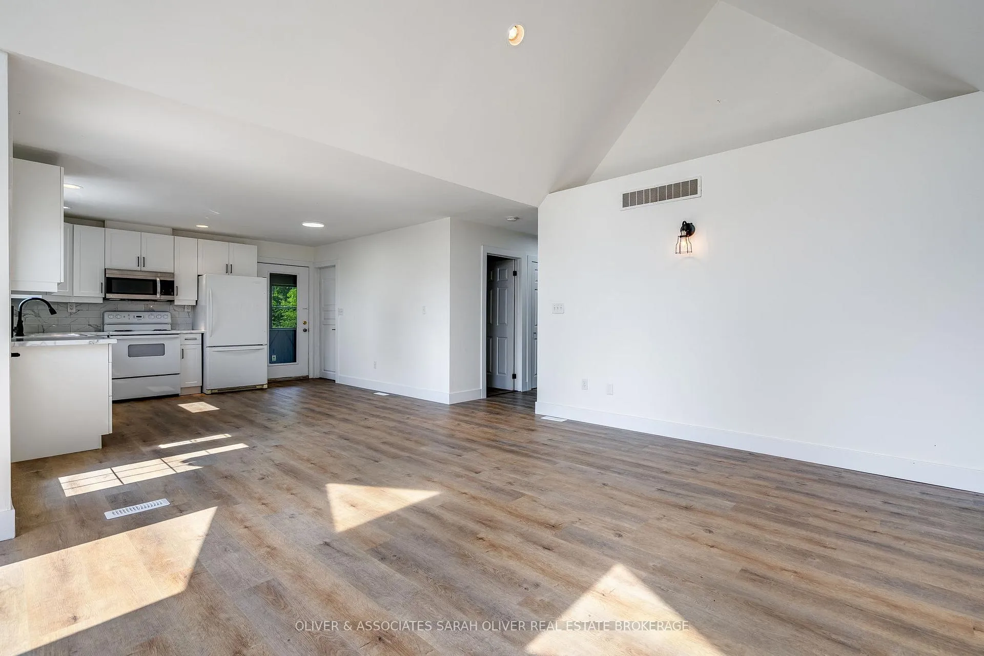 Photo 5 of 271 Cotterie Park Road, Leamington — HOMEH