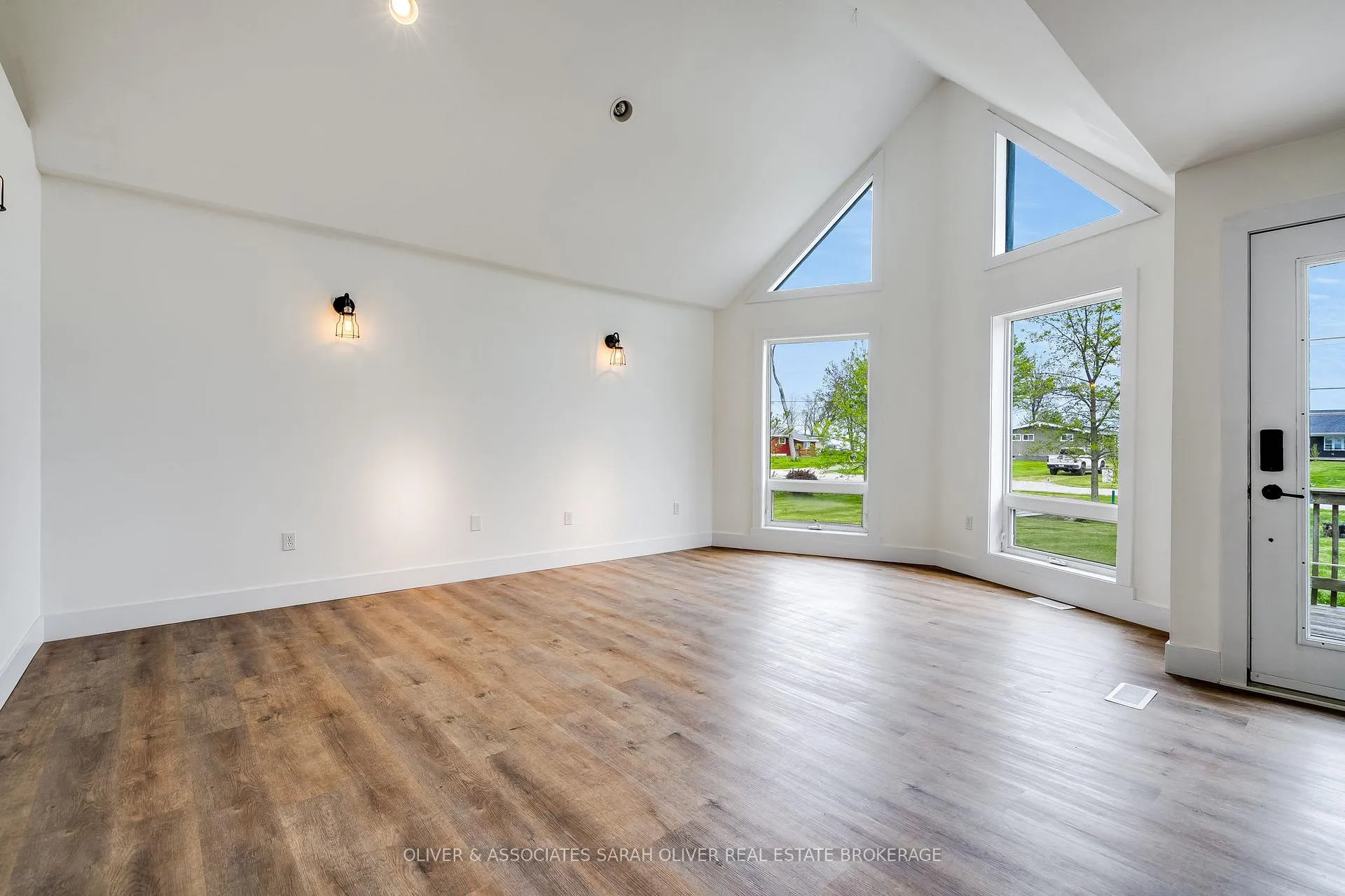 Photo 10 of 271 Cotterie Park Road, Leamington — HOMEH