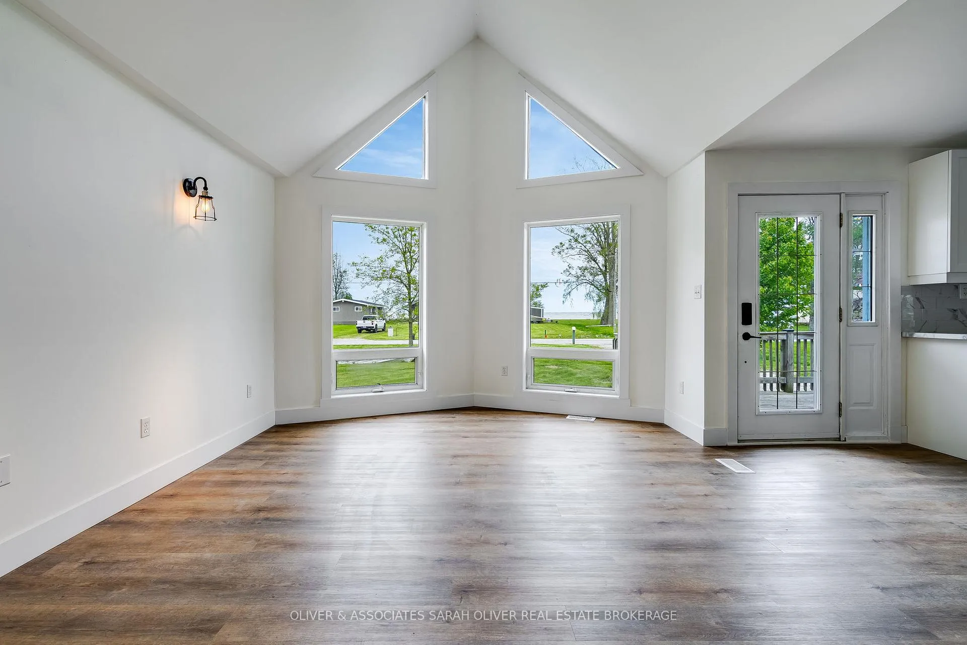 Photo 11 of 271 Cotterie Park Road, Leamington — HOMEH