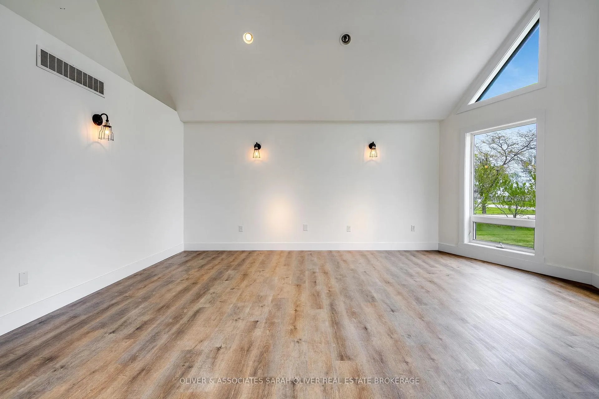 Photo 12 of 271 Cotterie Park Road, Leamington — HOMEH