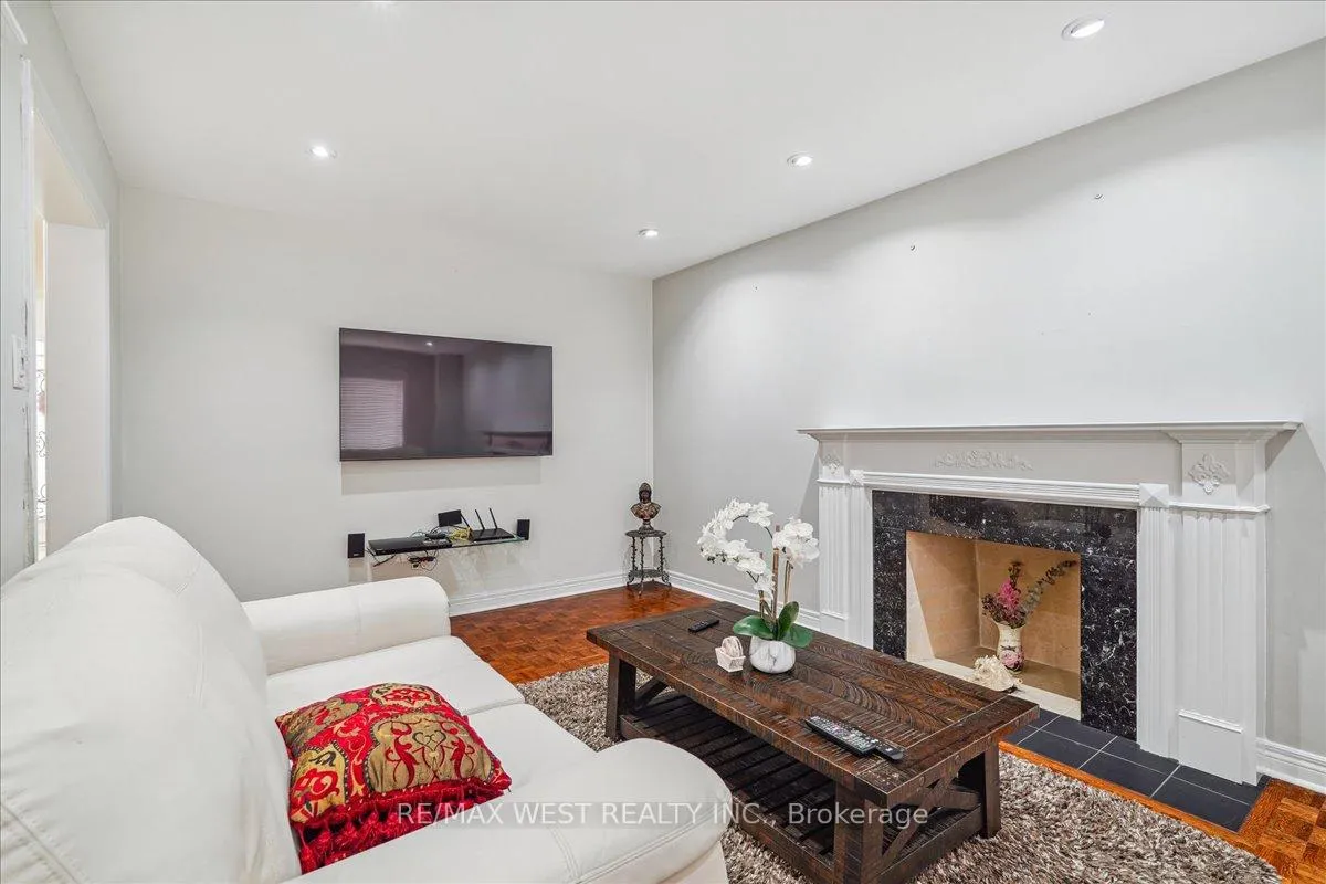 Photo 8 of 70 Mapes Avenue, Vaughan, West Woodbridge — HOMEH