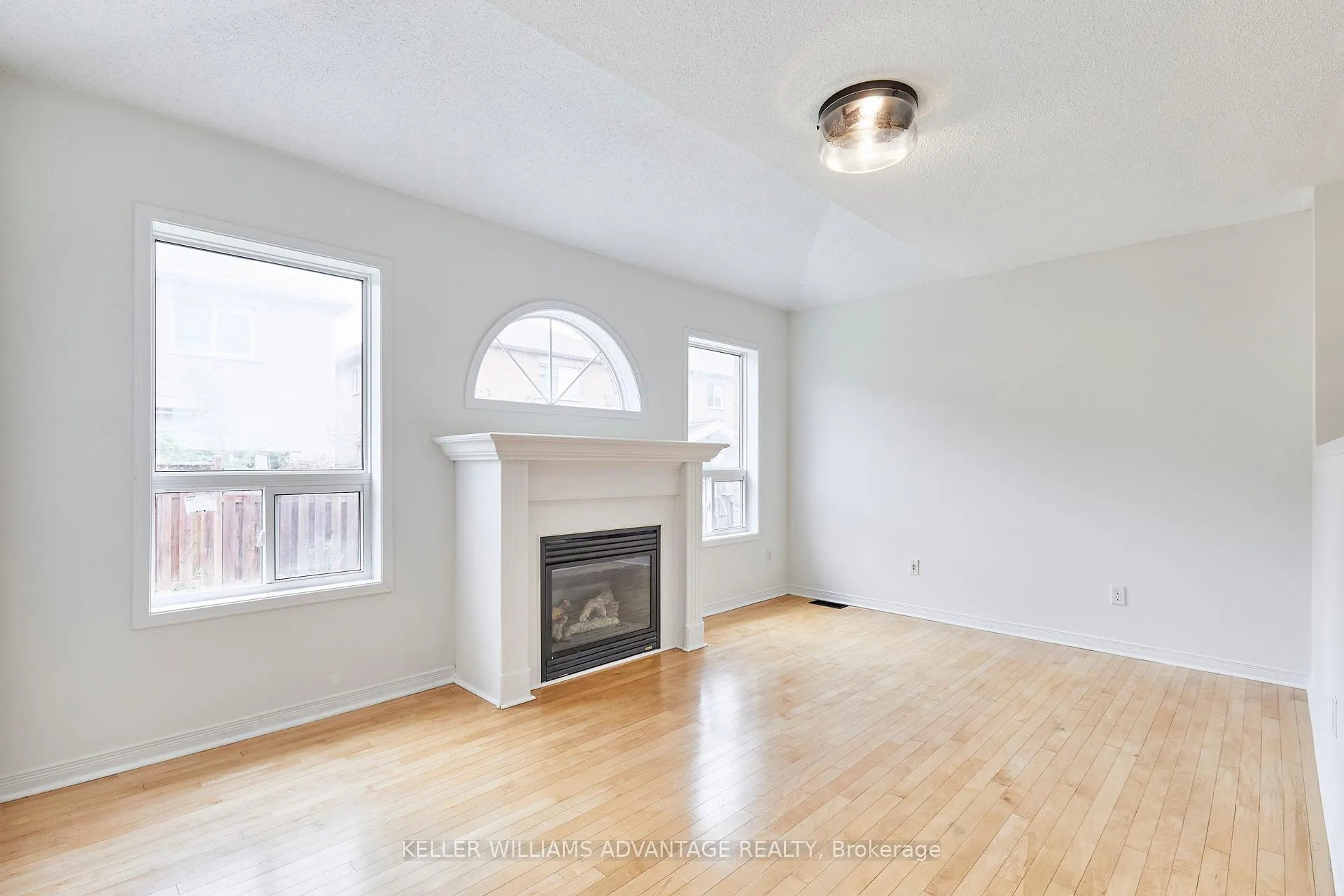 Photo 3 of 118 Timberwolf Crescent, Vaughan, Vellore Village — HOMEH