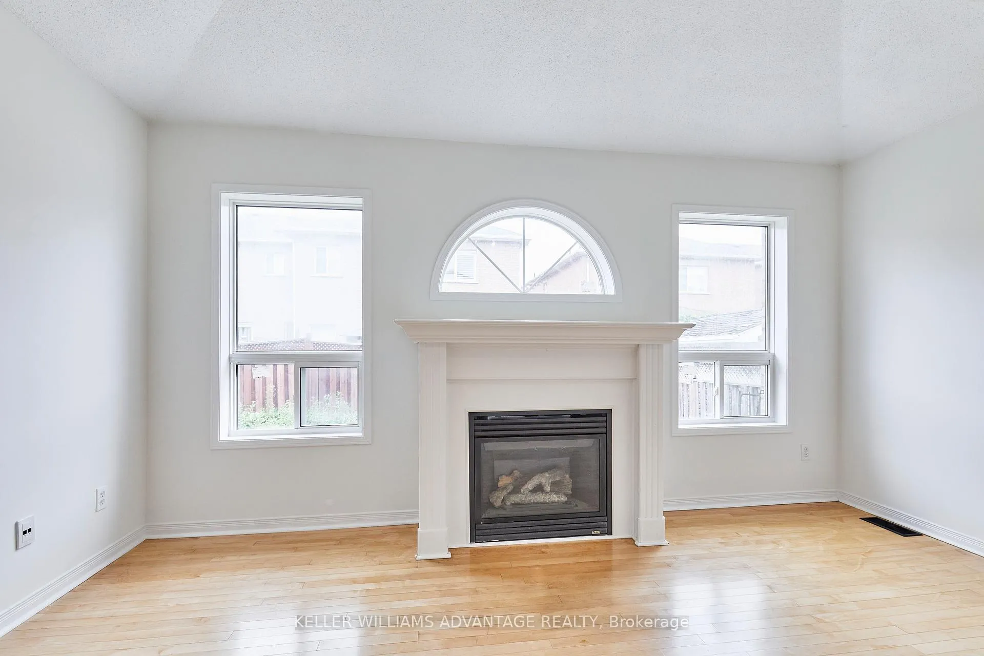 Photo 4 of 118 Timberwolf Crescent, Vaughan, Vellore Village — HOMEH