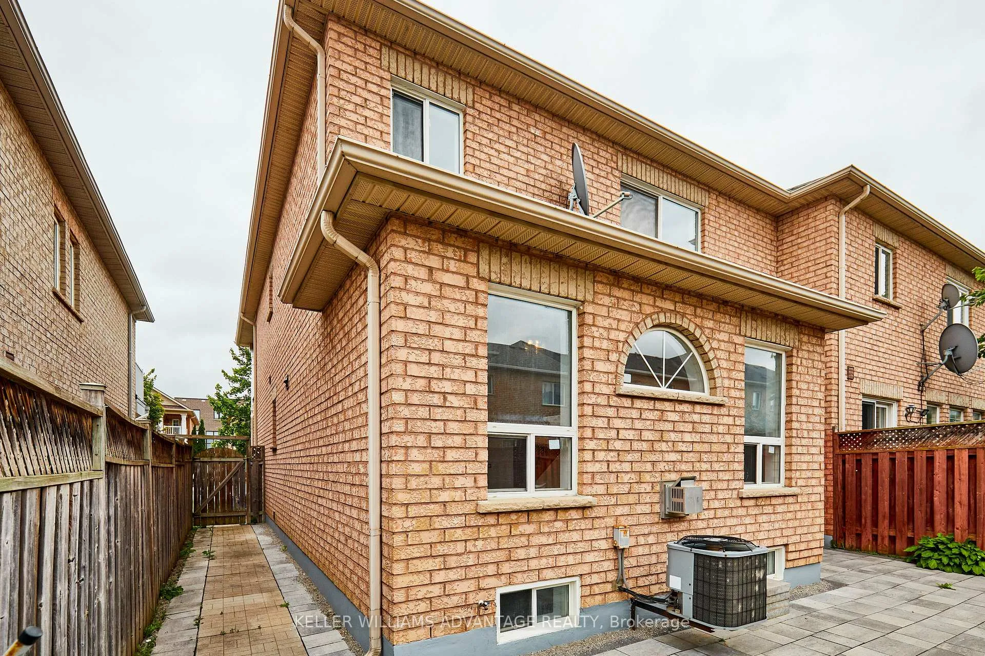 Photo 9 of 118 Timberwolf Crescent, Vaughan, Vellore Village — HOMEH