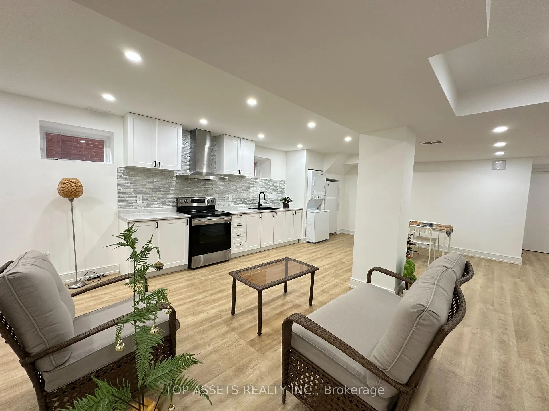 Photo 2 of 313 Pinewood Drive, Vaughan, Crestwood-Springfarm-Yorkhill — HOMEH