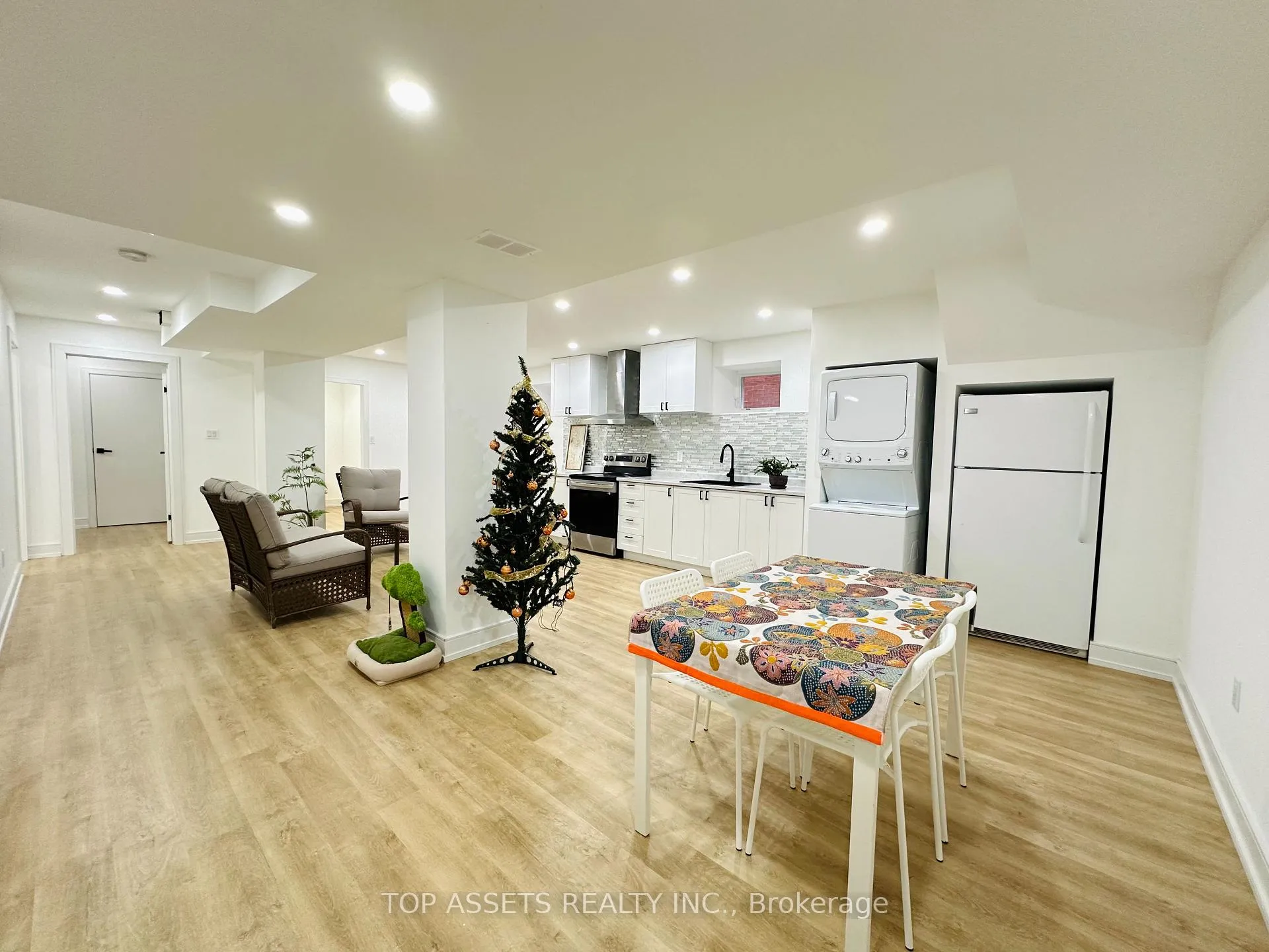Photo 3 of 313 Pinewood Drive, Vaughan, Crestwood-Springfarm-Yorkhill — HOMEH