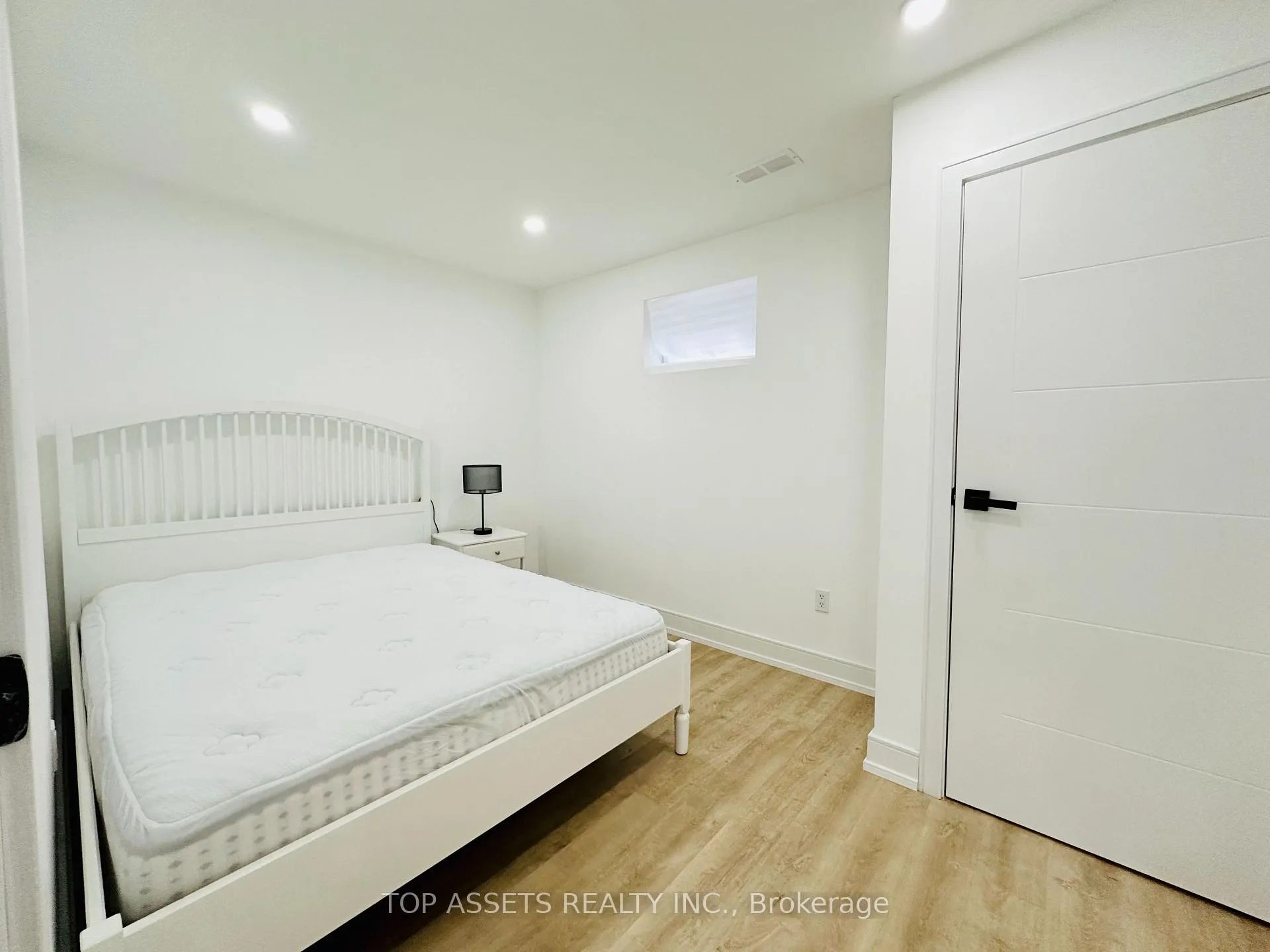 Photo 4 of 313 Pinewood Drive, Vaughan, Crestwood-Springfarm-Yorkhill — HOMEH