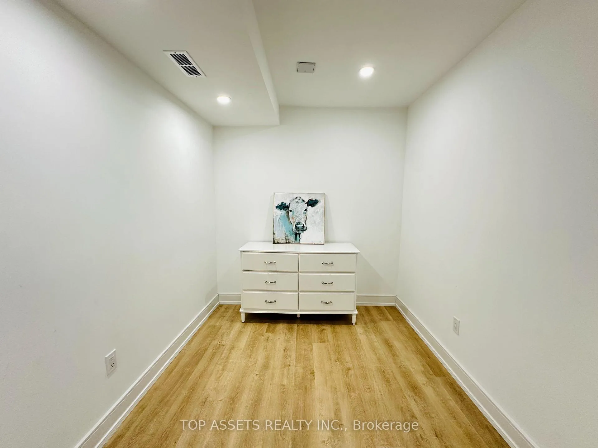 Photo 8 of 313 Pinewood Drive, Vaughan, Crestwood-Springfarm-Yorkhill — HOMEH