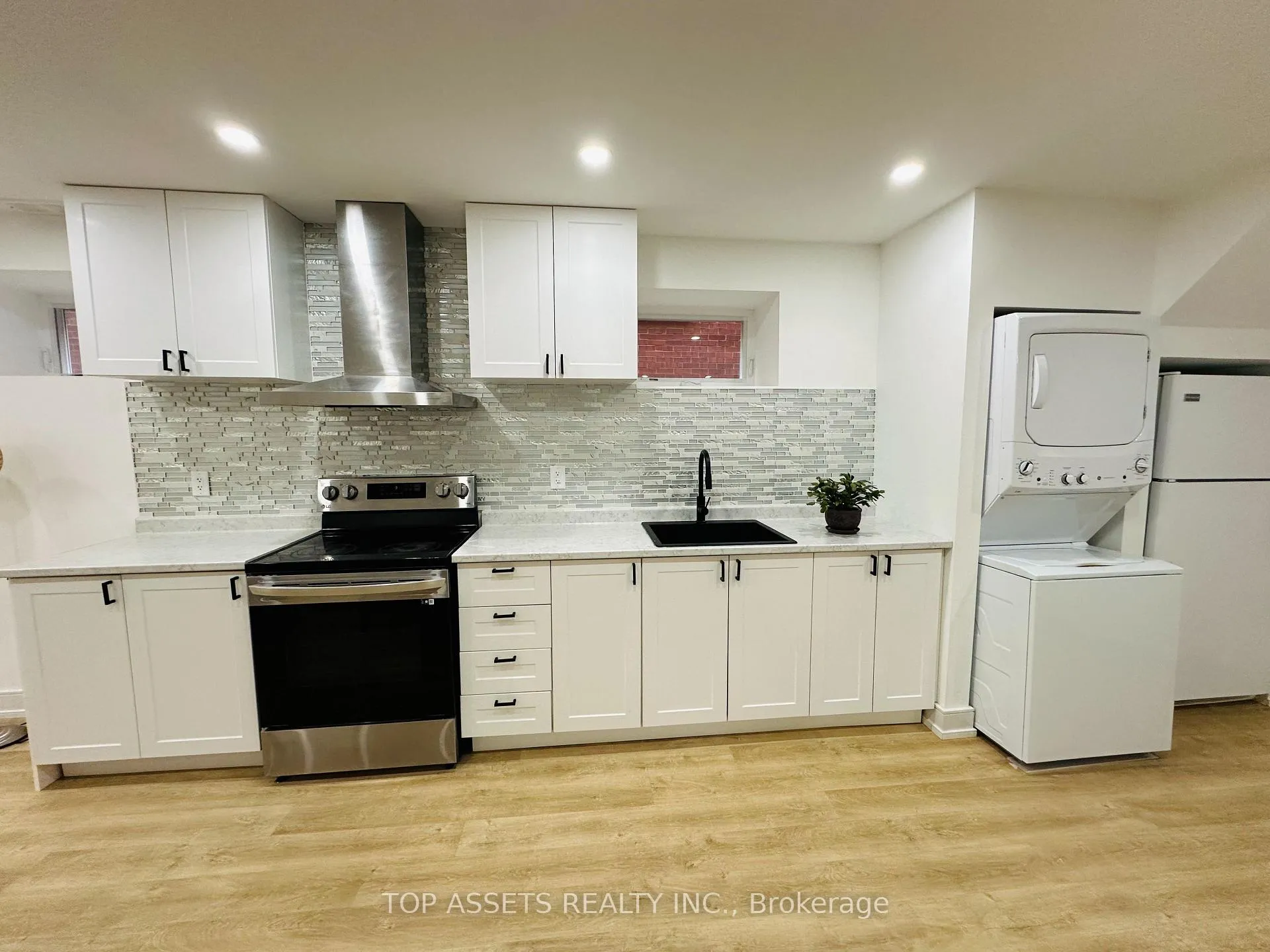 Photo 9 of 313 Pinewood Drive, Vaughan, Crestwood-Springfarm-Yorkhill — HOMEH