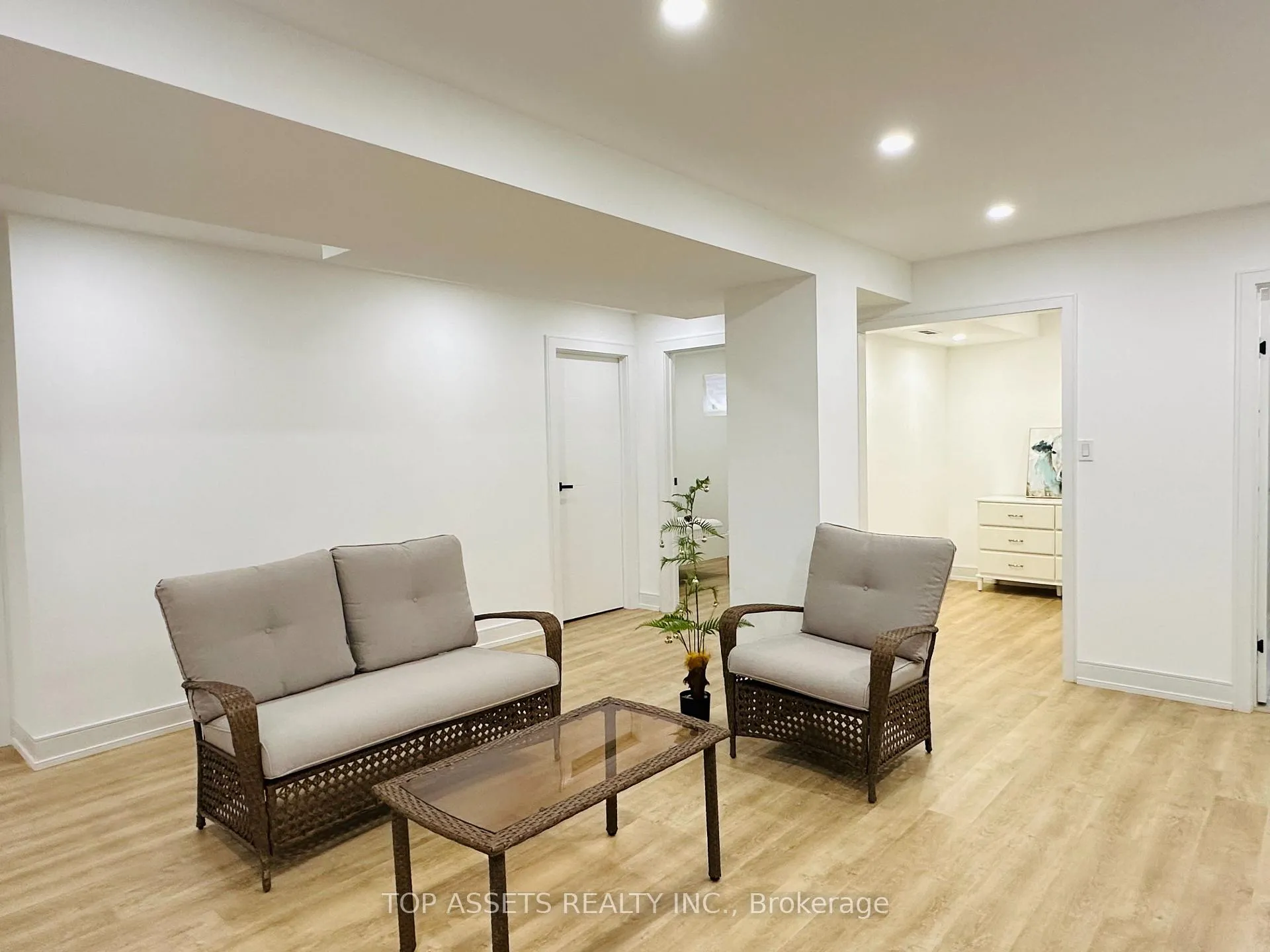 Photo 10 of 313 Pinewood Drive, Vaughan, Crestwood-Springfarm-Yorkhill — HOMEH