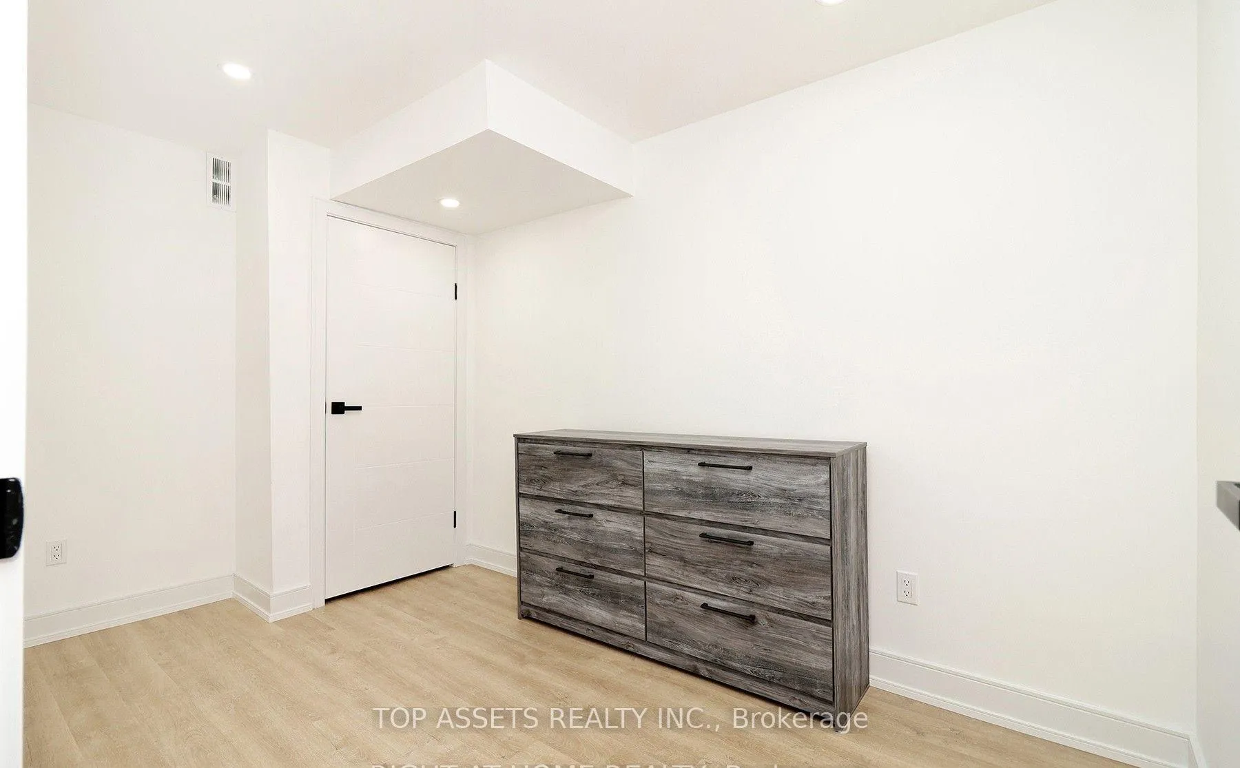 Photo 11 of 313 Pinewood Drive, Vaughan, Crestwood-Springfarm-Yorkhill — HOMEH