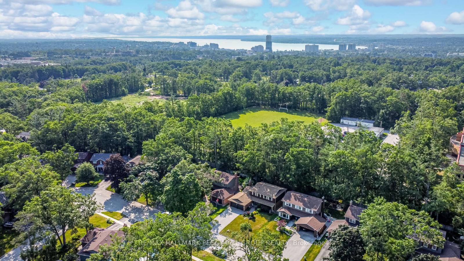 Photo 2 of 19 Oakridge Drive, Barrie, Sunnidale — HOMEH