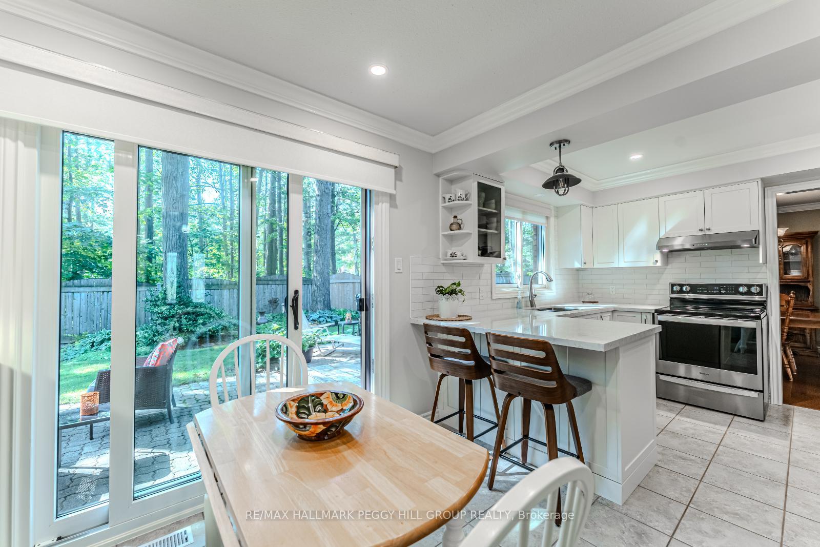 Photo 4 of 19 Oakridge Drive, Barrie, Sunnidale — HOMEH