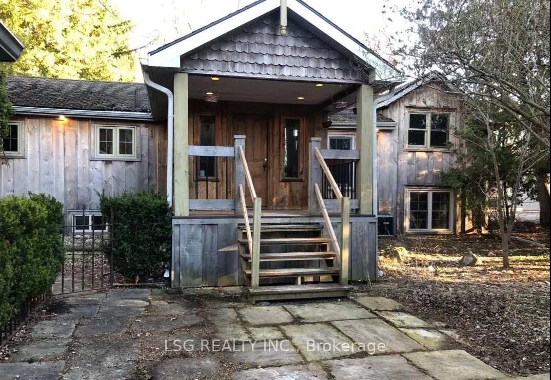 Front of 521 Wellington Street W