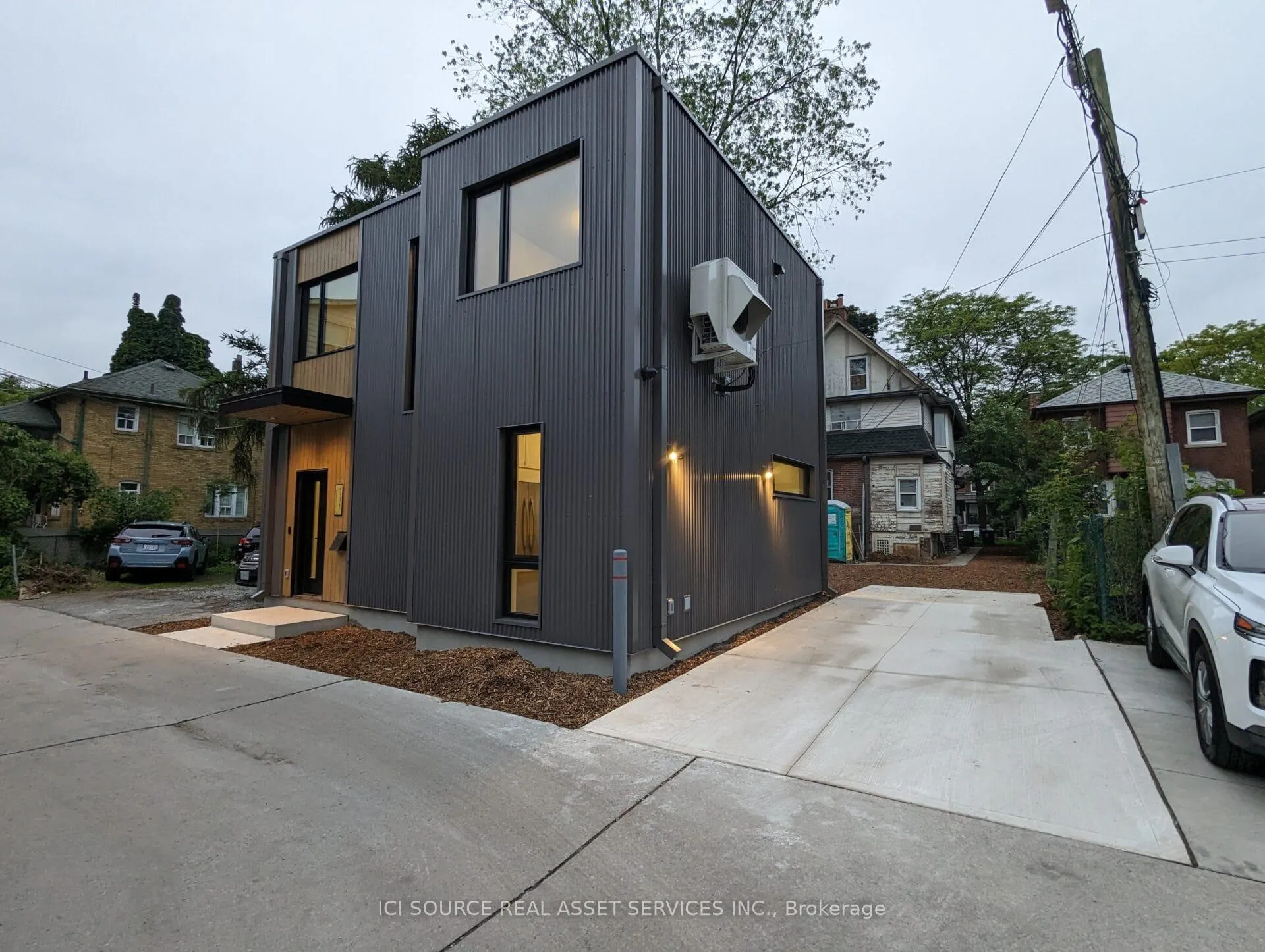 Front of Unit R, 411 Annette Street