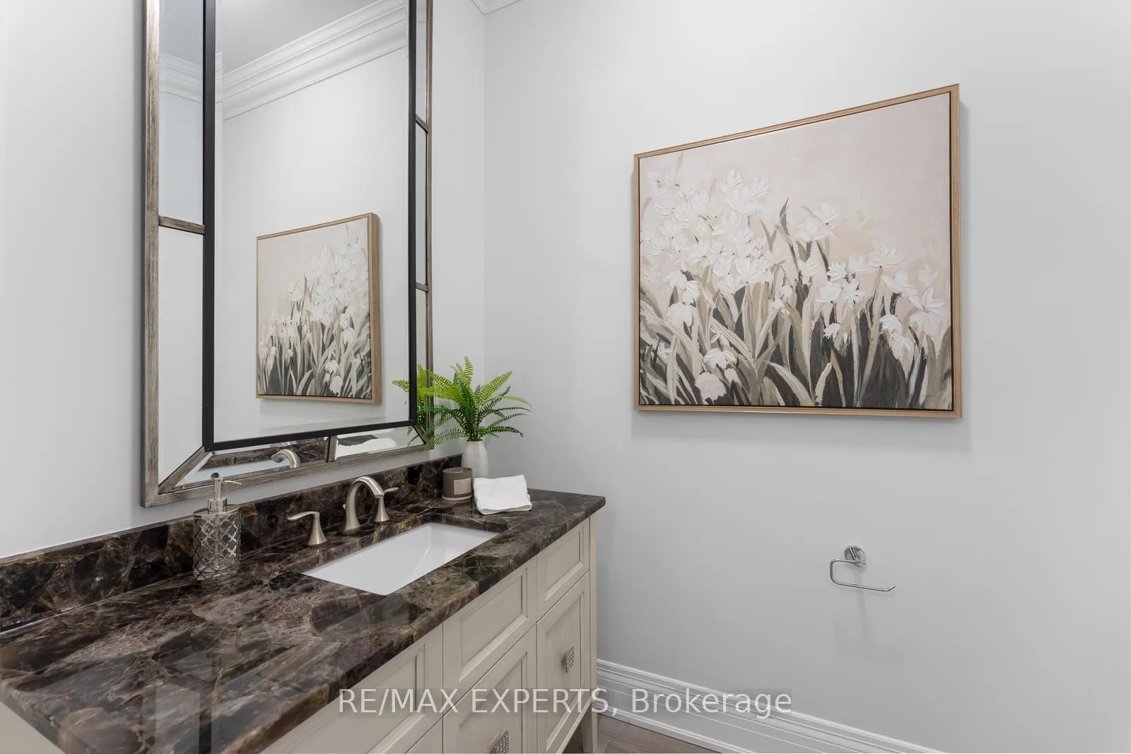 Photo 18 of 59 Sarracini Crescent E, Vaughan, Islington Woods — HOMEH