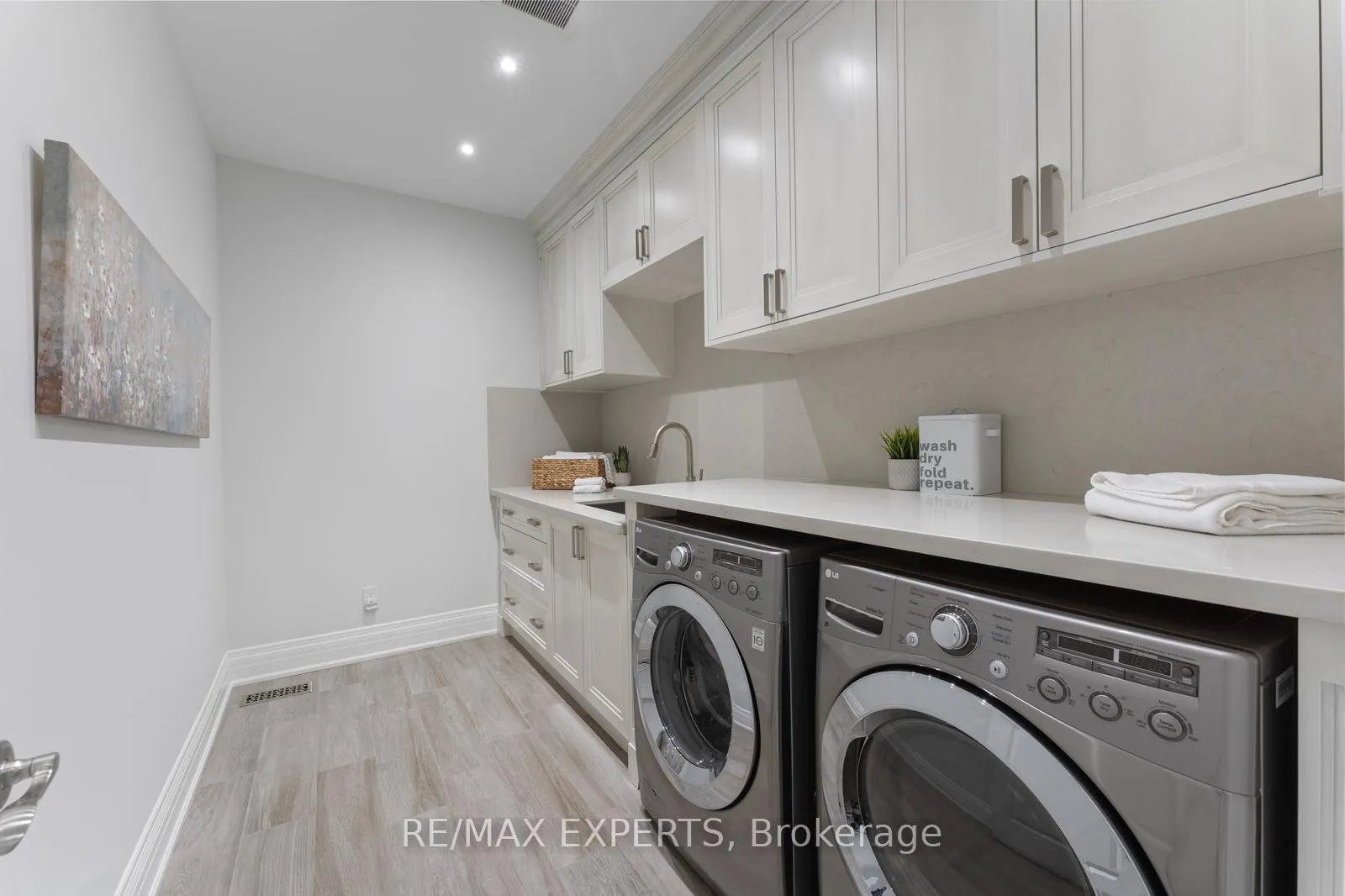 Photo 19 of 59 Sarracini Crescent E, Vaughan, Islington Woods — HOMEH