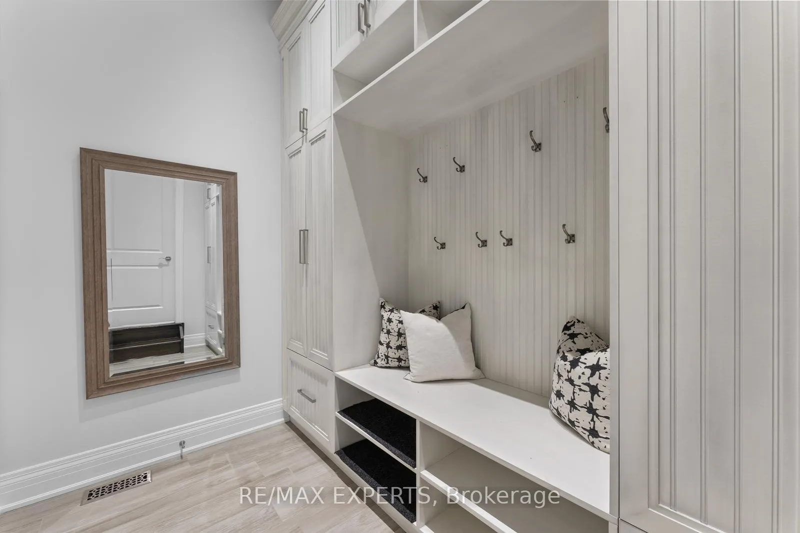 Photo 20 of 59 Sarracini Crescent E, Vaughan, Islington Woods — HOMEH