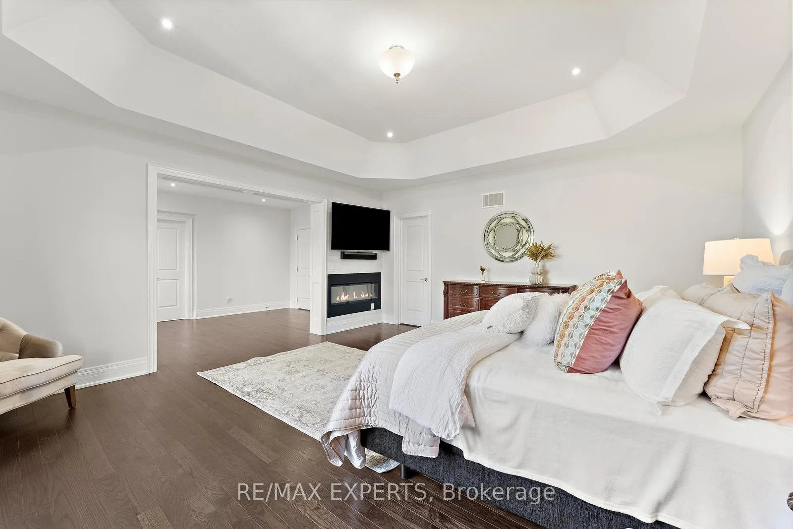 Photo 23 of 59 Sarracini Crescent E, Vaughan, Islington Woods — HOMEH