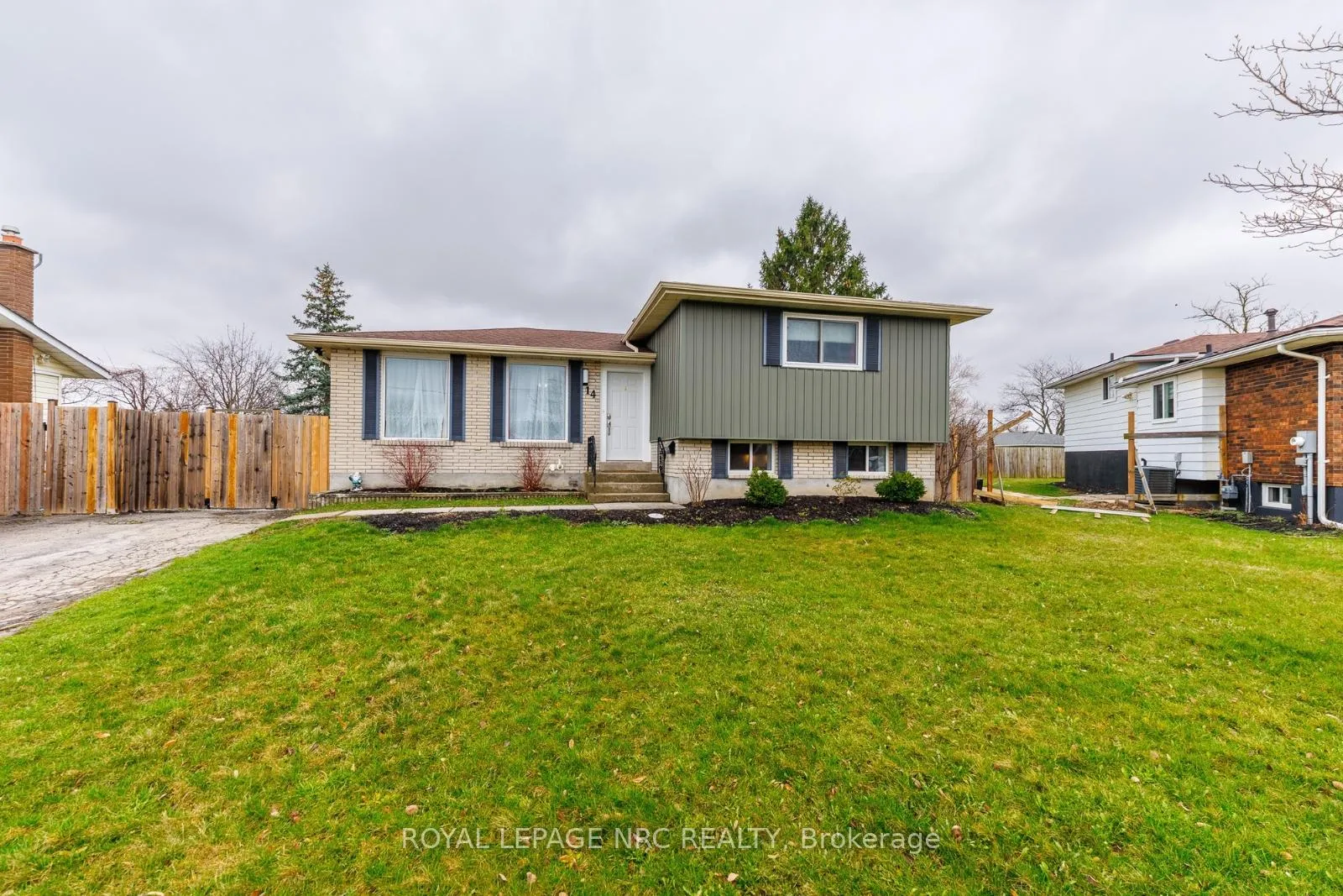 Photo 2 of 14 Roxborough Court, St. Catharines, Carlton/Bunting — HOMEH