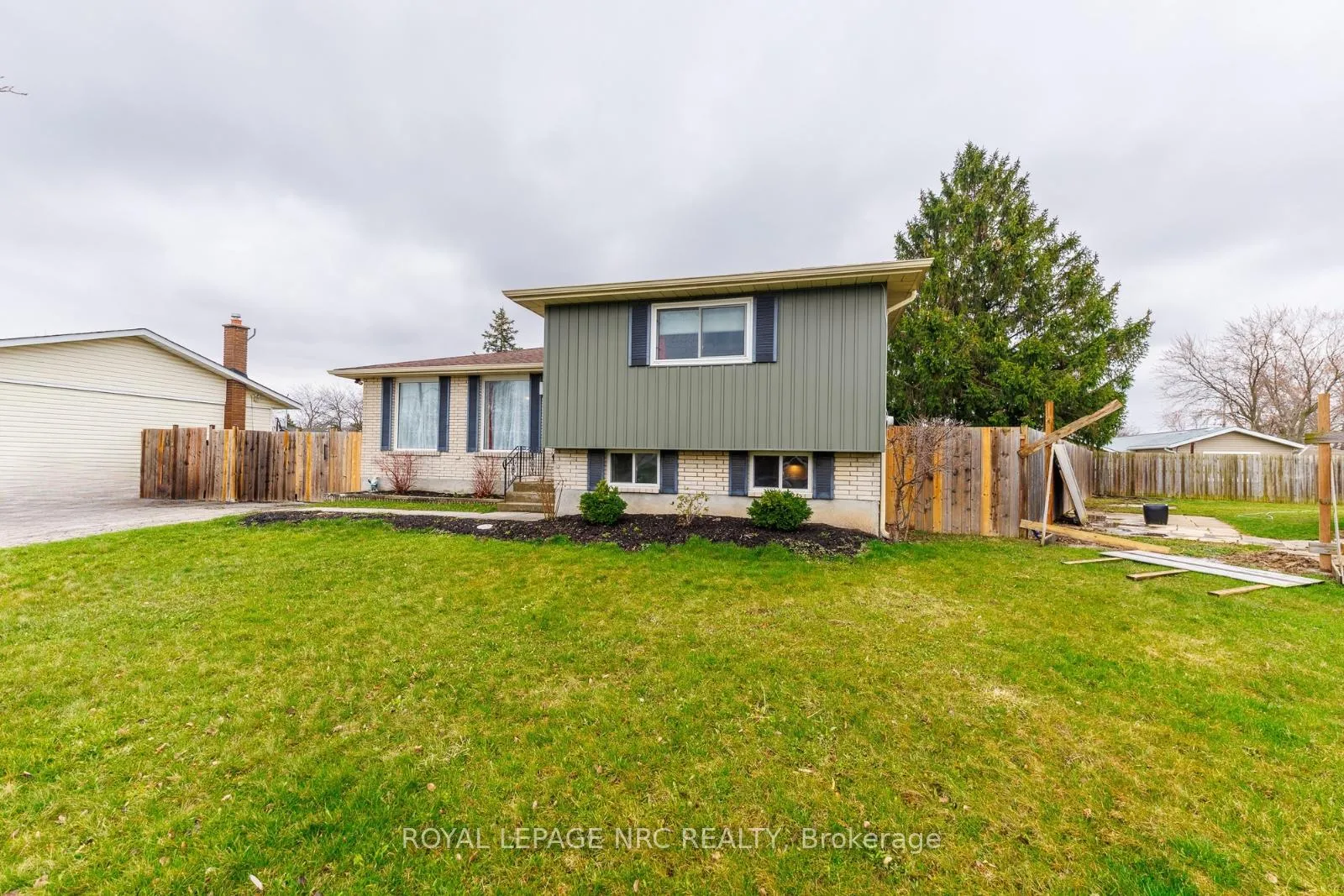 Photo 3 of 14 Roxborough Court, St. Catharines, Carlton/Bunting — HOMEH