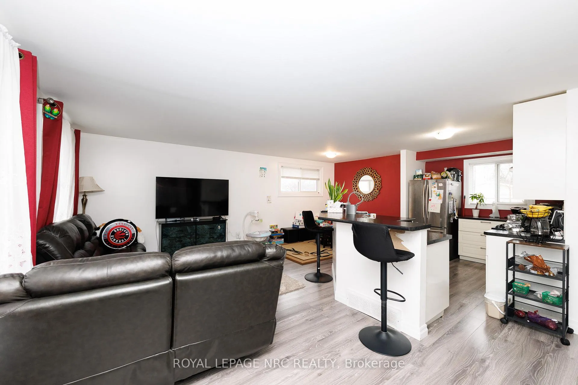 Photo 4 of 14 Roxborough Court, St. Catharines, Carlton/Bunting — HOMEH
