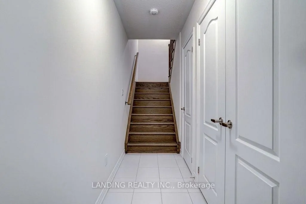 Photo 2 of Unit Unit #2, 19 Ivanhoe Drive, Markham, Berczy — HOMEH