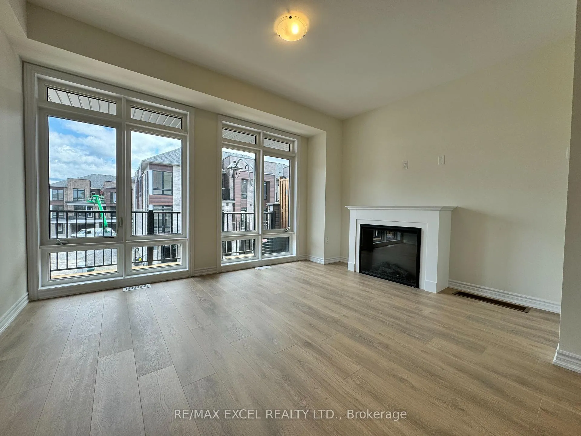 Photo 3 of 20 Griffith Street, Aurora, Bayview Northeast — HOMEH
