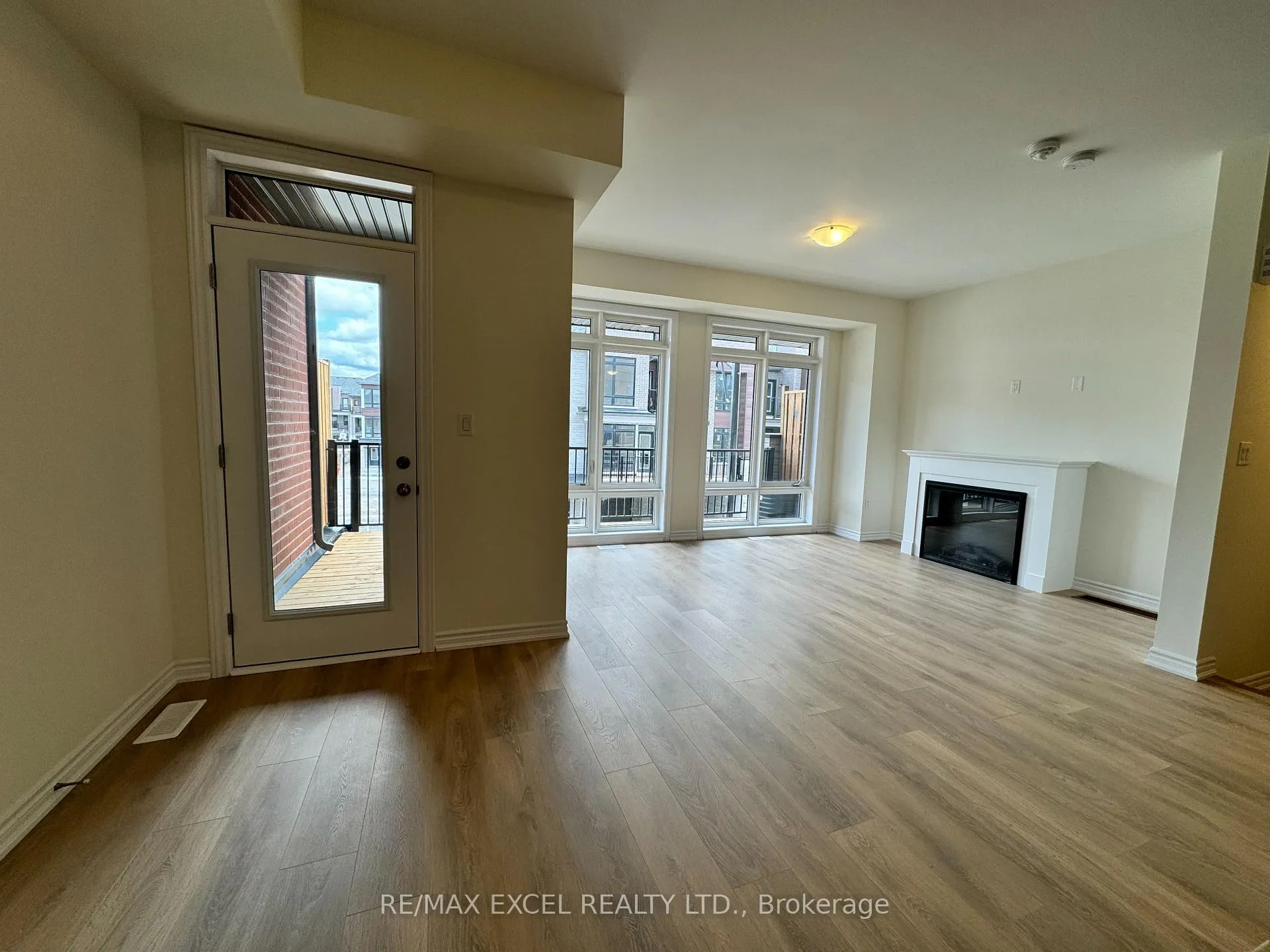 Photo 4 of 20 Griffith Street, Aurora, Bayview Northeast — HOMEH