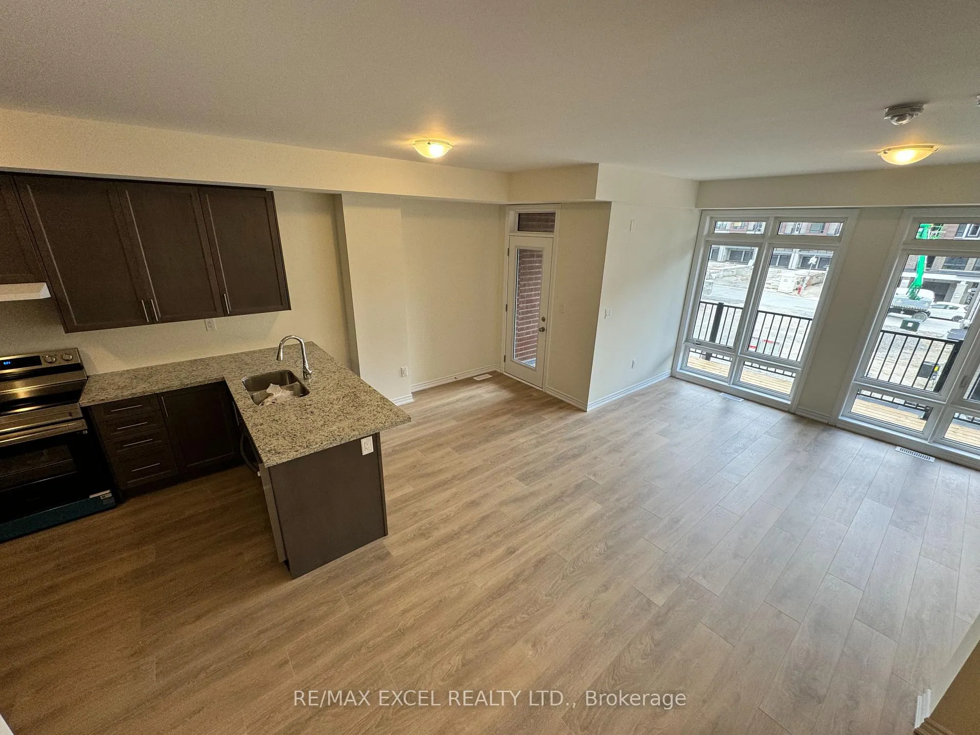 Photo 13 of 20 Griffith Street, Aurora, Bayview Northeast — HOMEH