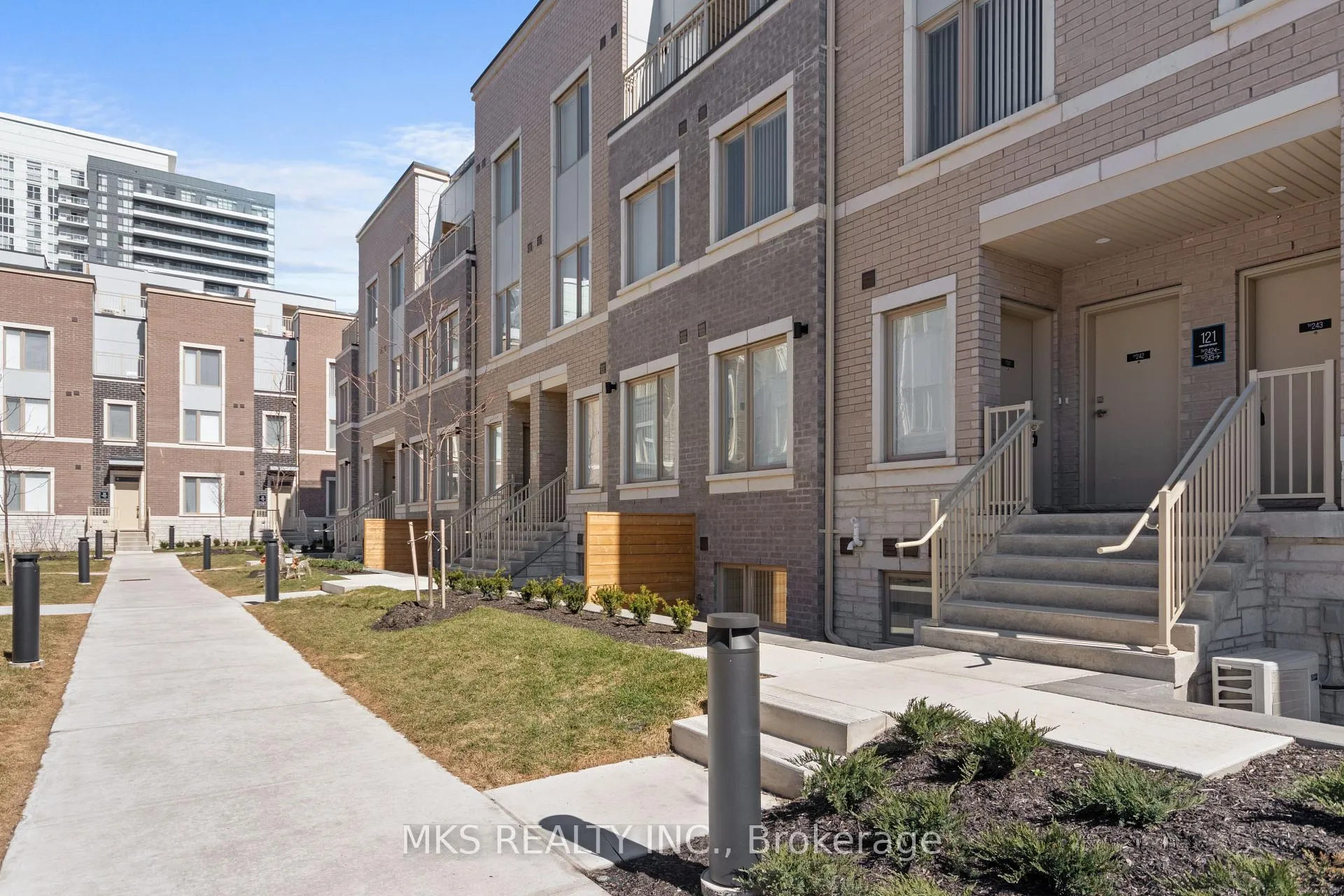 Photo 2 of Unit TH 242, 121 Honeycrisp Crescent, Vaughan, Vaughan Corporate Centre — HOMEH