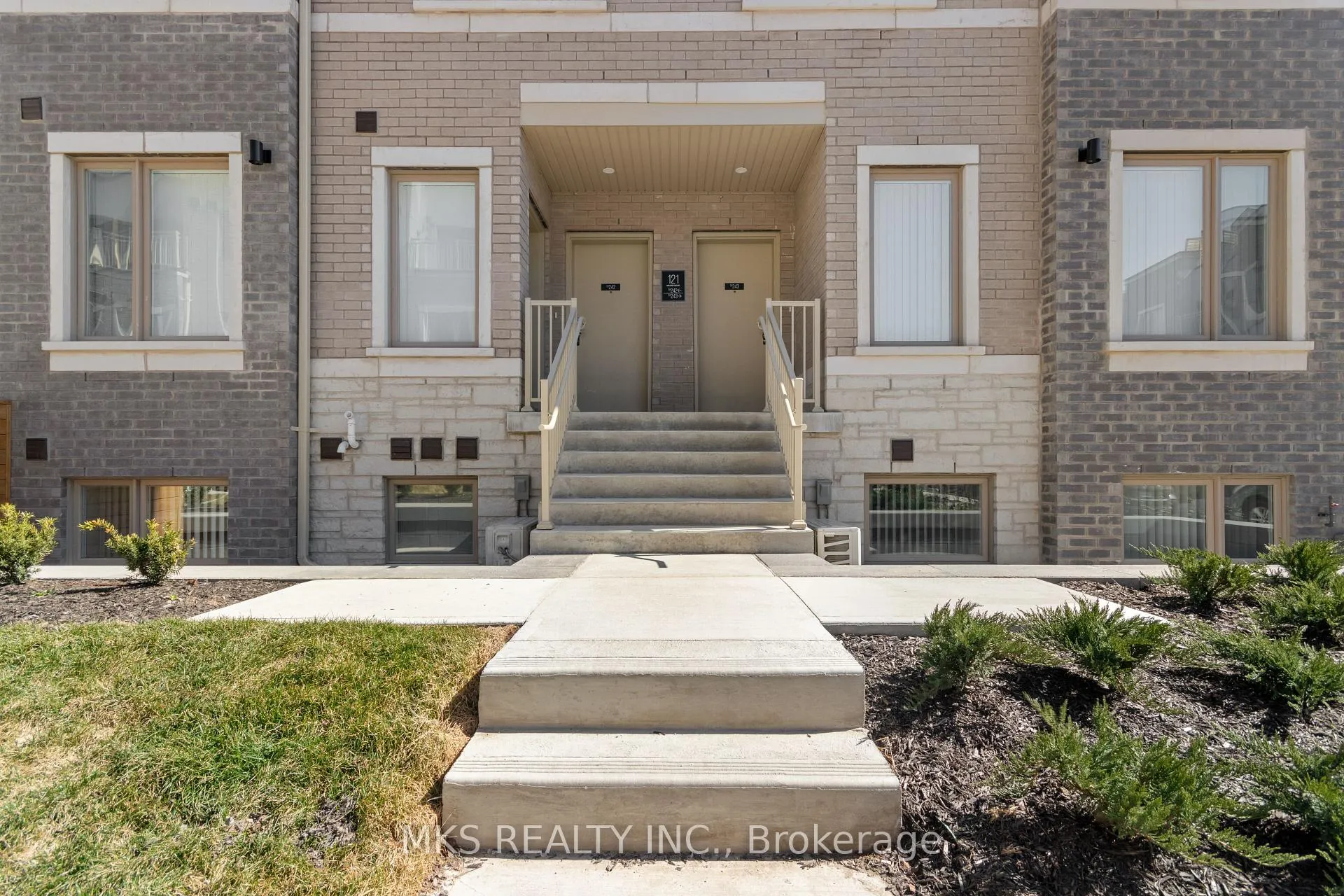 Photo 4 of Unit TH 242, 121 Honeycrisp Crescent, Vaughan, Vaughan Corporate Centre — HOMEH