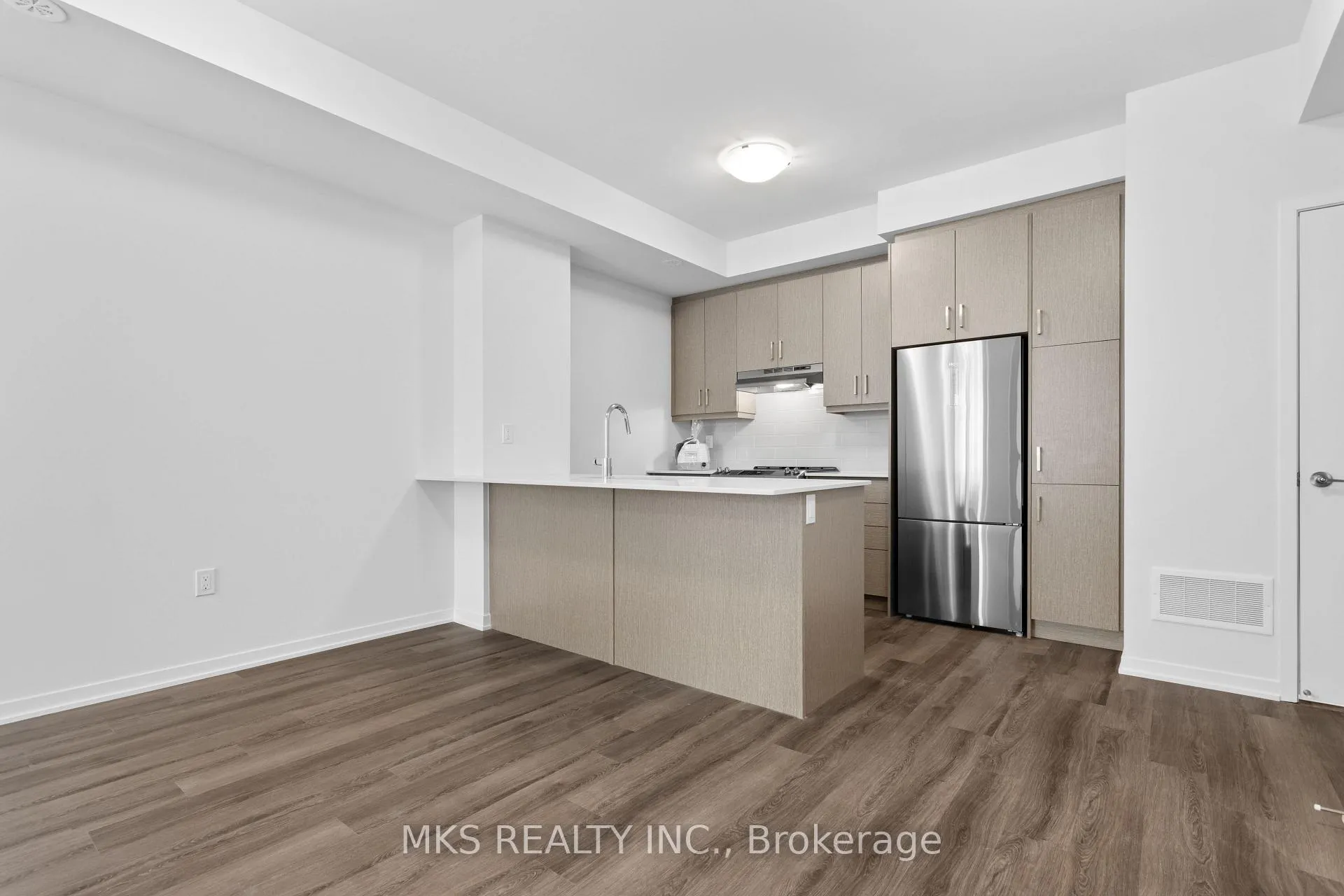 Photo 8 of Unit TH 242, 121 Honeycrisp Crescent, Vaughan, Vaughan Corporate Centre — HOMEH