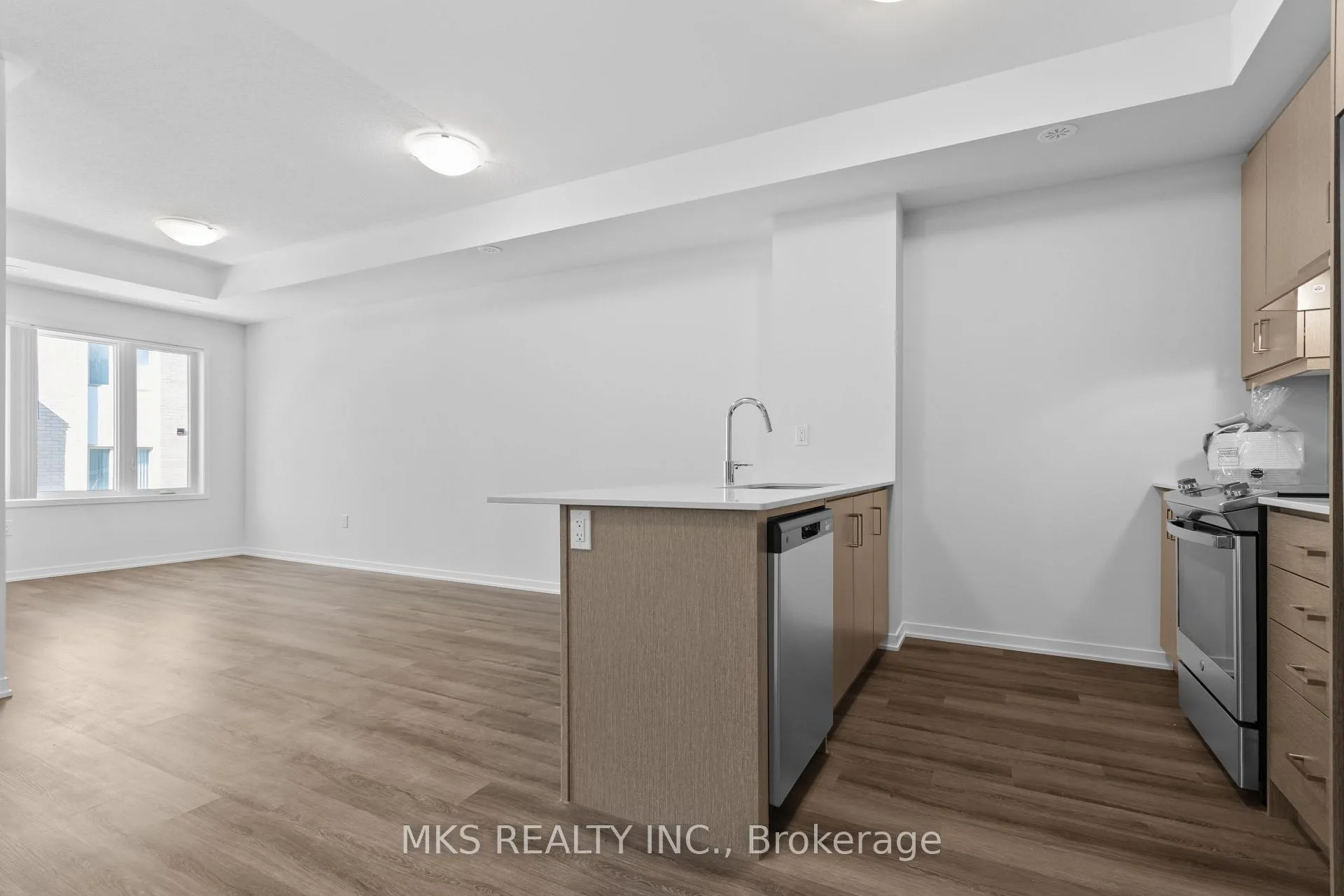 Photo 9 of Unit TH 242, 121 Honeycrisp Crescent, Vaughan, Vaughan Corporate Centre — HOMEH