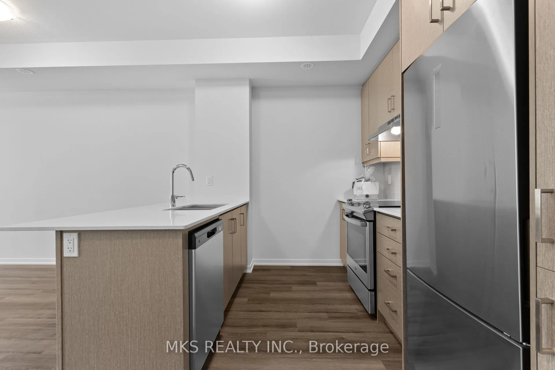 Photo 11 of Unit TH 242, 121 Honeycrisp Crescent, Vaughan, Vaughan Corporate Centre — HOMEH