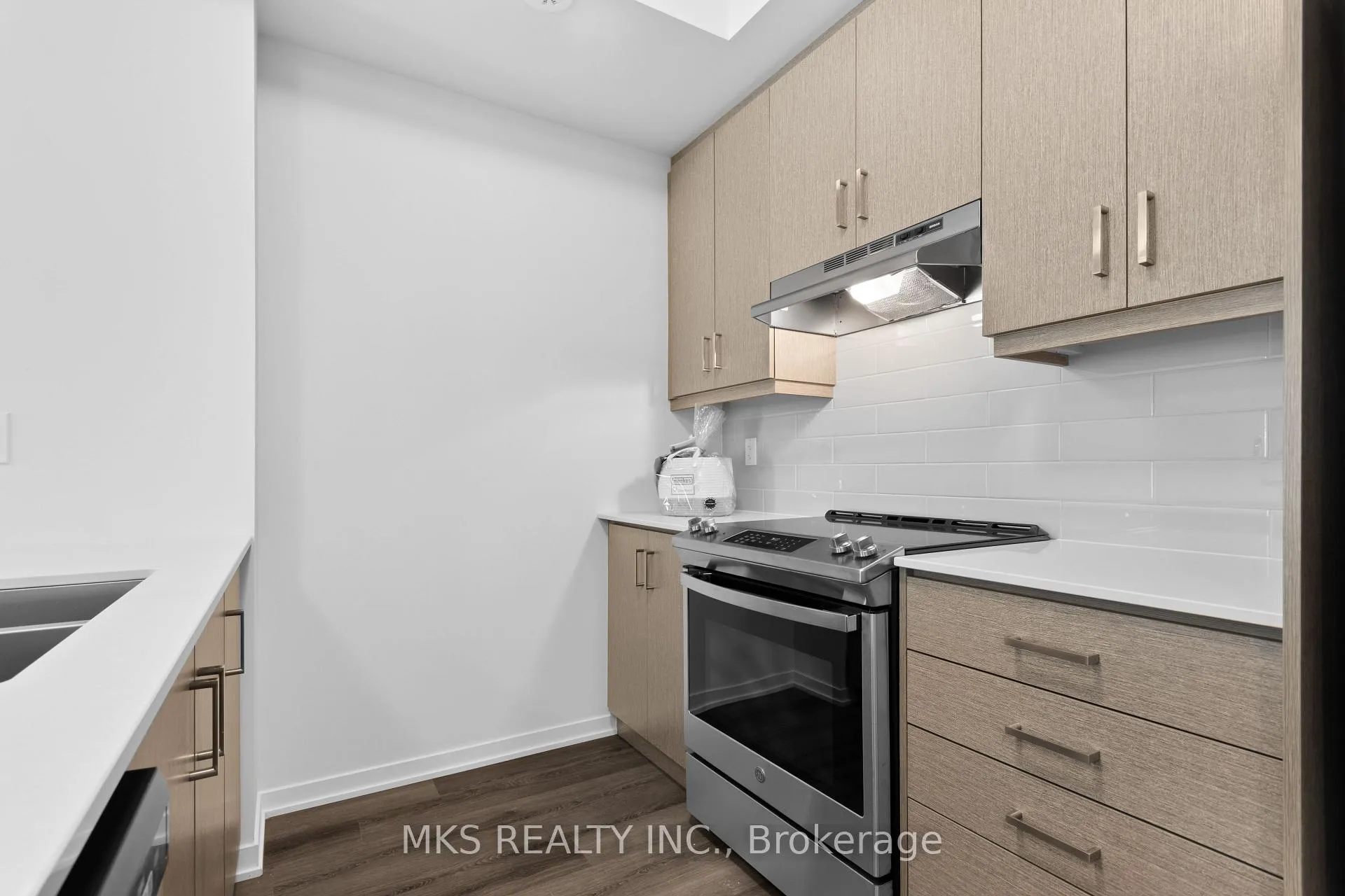 Photo 13 of Unit TH 242, 121 Honeycrisp Crescent, Vaughan, Vaughan Corporate Centre — HOMEH