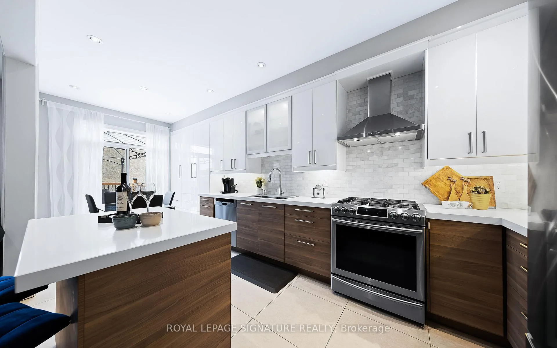 Photo 8 of 68 White Beach Crescent, Vaughan, Patterson — HOMEH