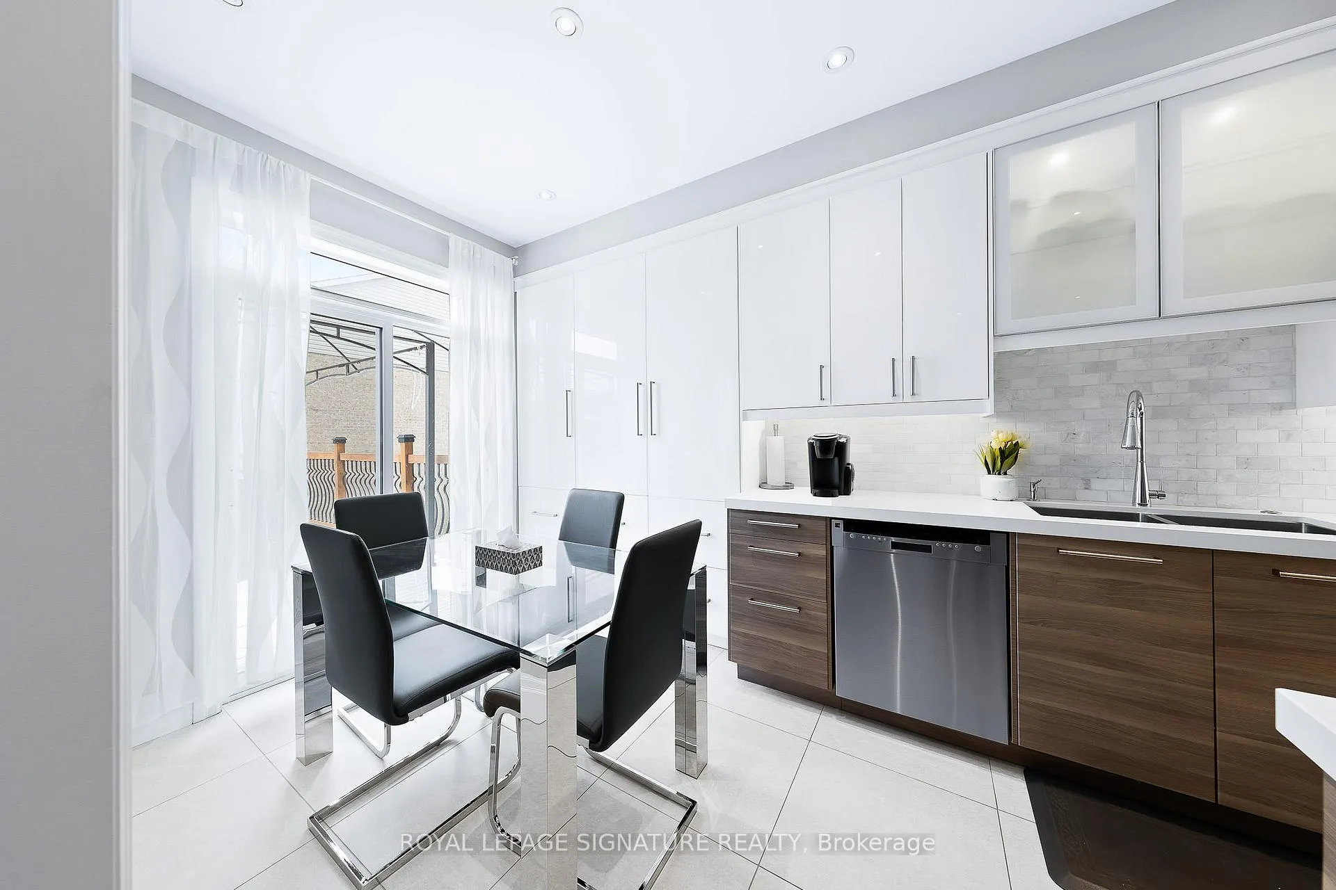 Photo 10 of 68 White Beach Crescent, Vaughan, Patterson — HOMEH