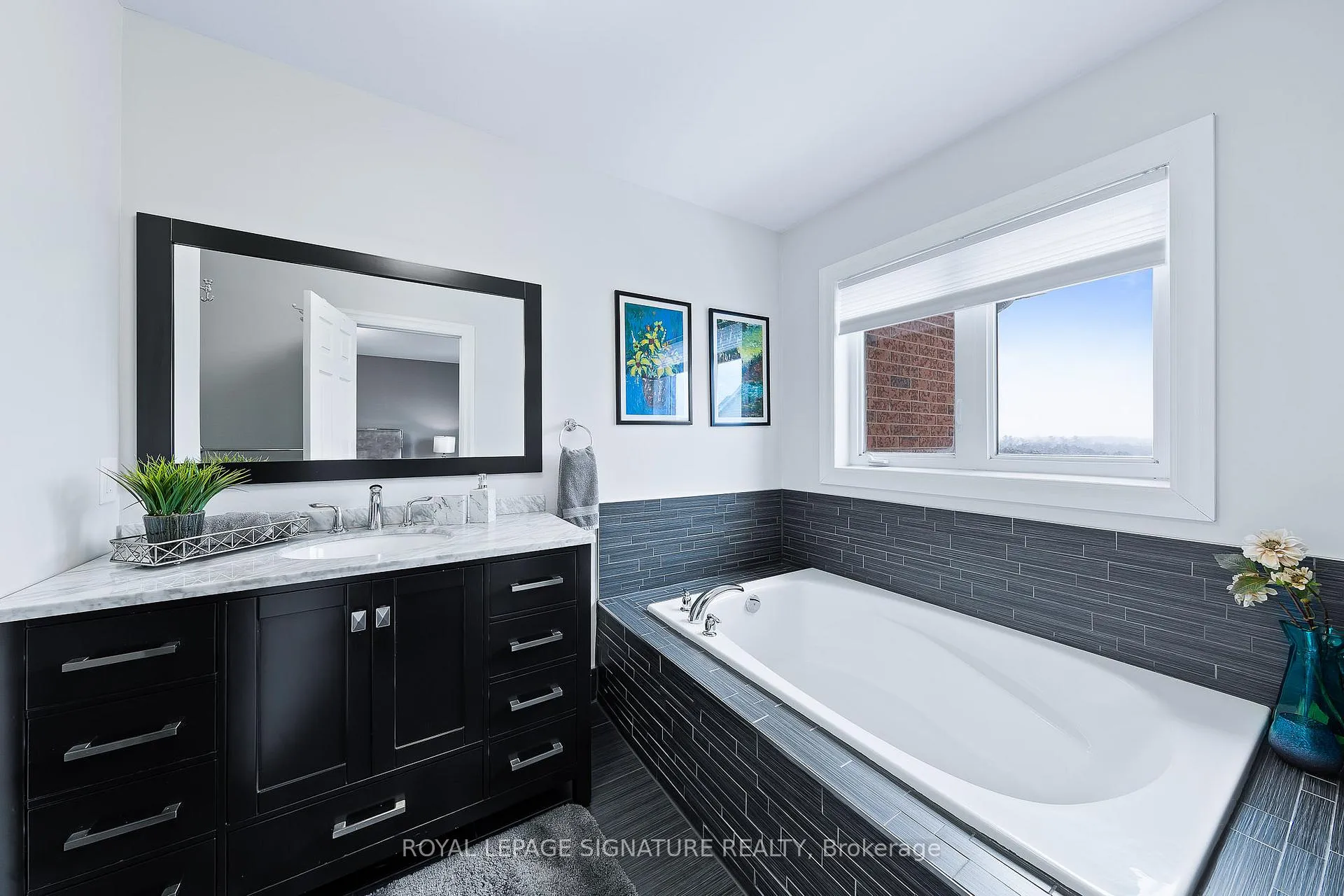 Photo 18 of 68 White Beach Crescent, Vaughan, Patterson — HOMEH