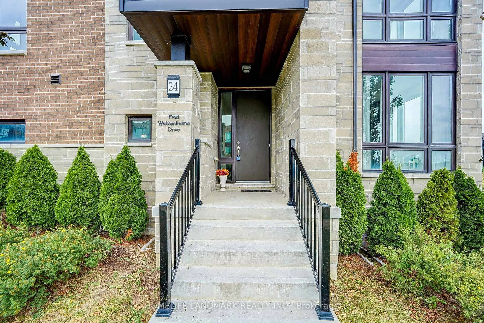 Photo 2 of 24 Fred Wolstenholme Drive, Markham, Victoria Square — HOMEH