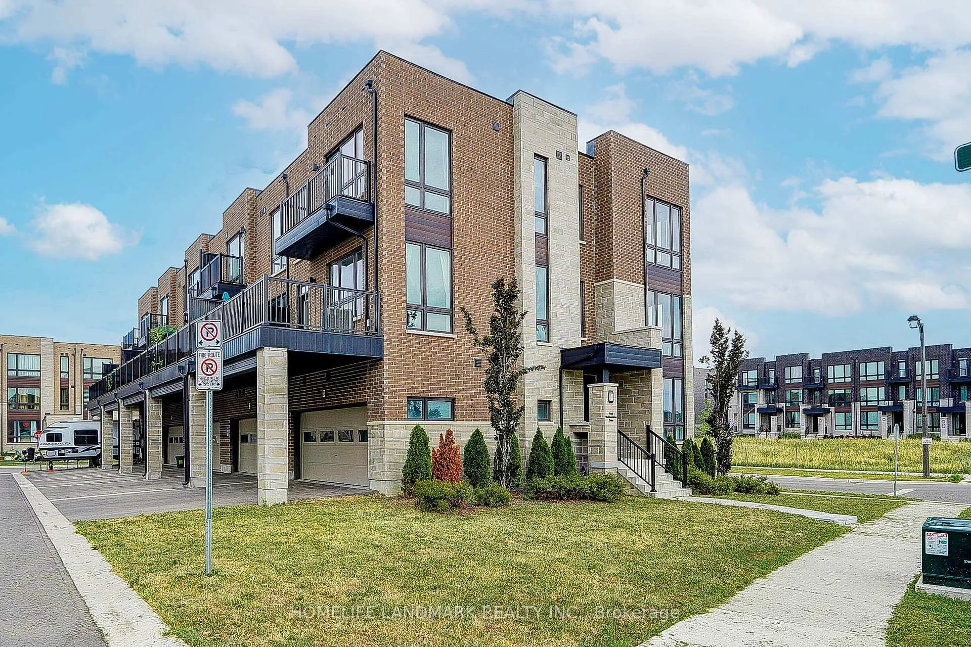 Photo 5 of 24 Fred Wolstenholme Drive, Markham, Victoria Square — HOMEH